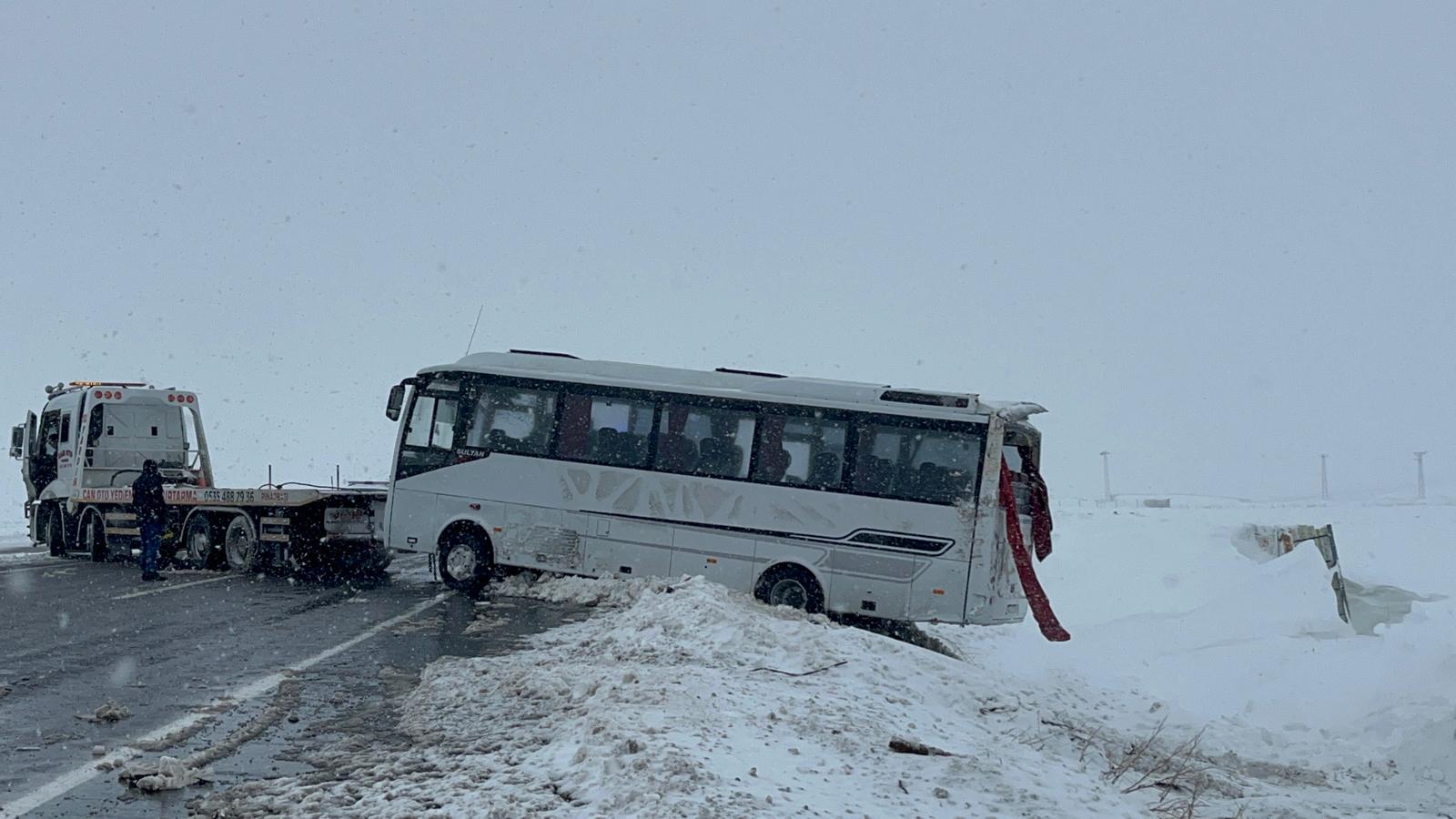 Kayseri'de cenaze götürülen midibüs devrildi; 3'ü ağır, 22 yaralı - Görsel 4