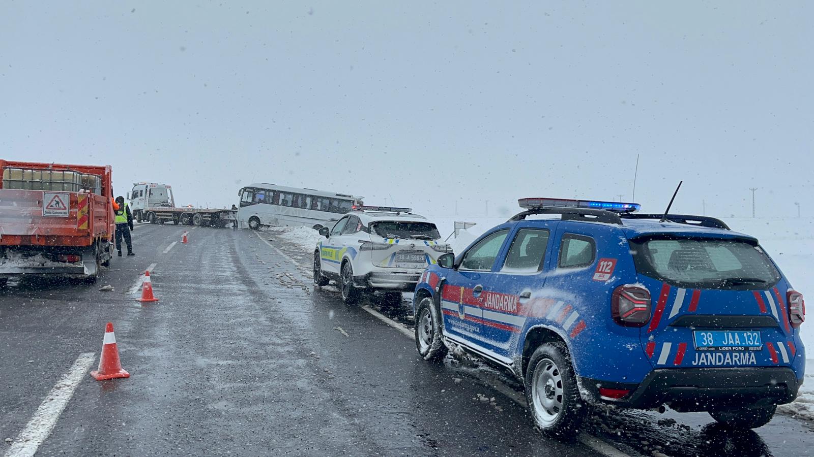 Kayseri'de cenaze götürülen midibüs devrildi; 3'ü ağır, 22 yaralı - Görsel 5