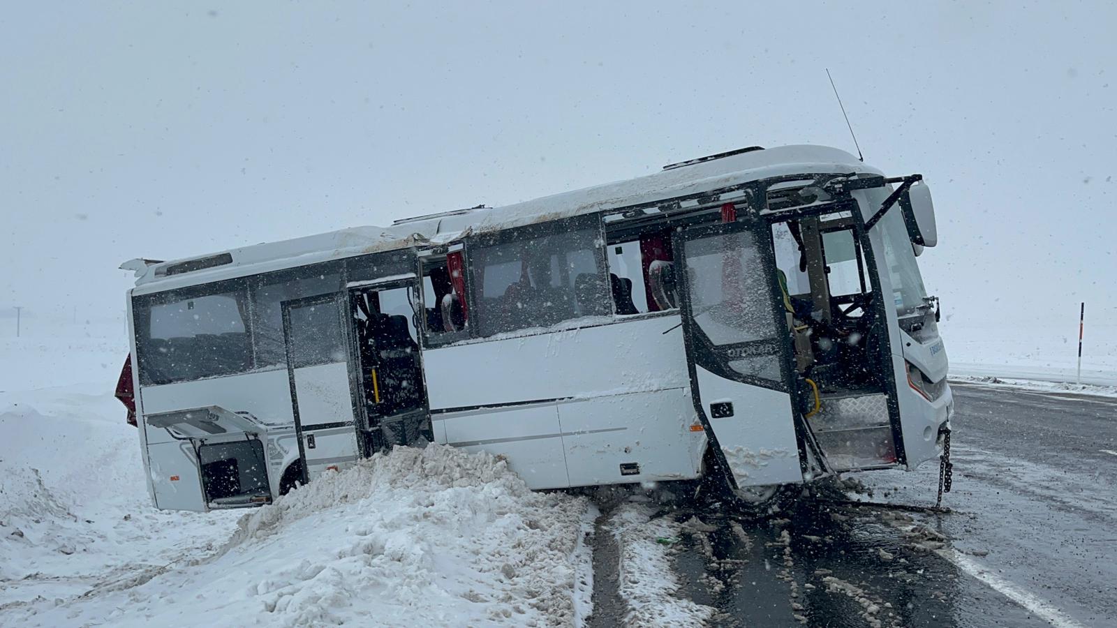 Kayseri'de cenaze götürülen midibüs devrildi; 3'ü ağır, 22 yaralı - Görsel 6