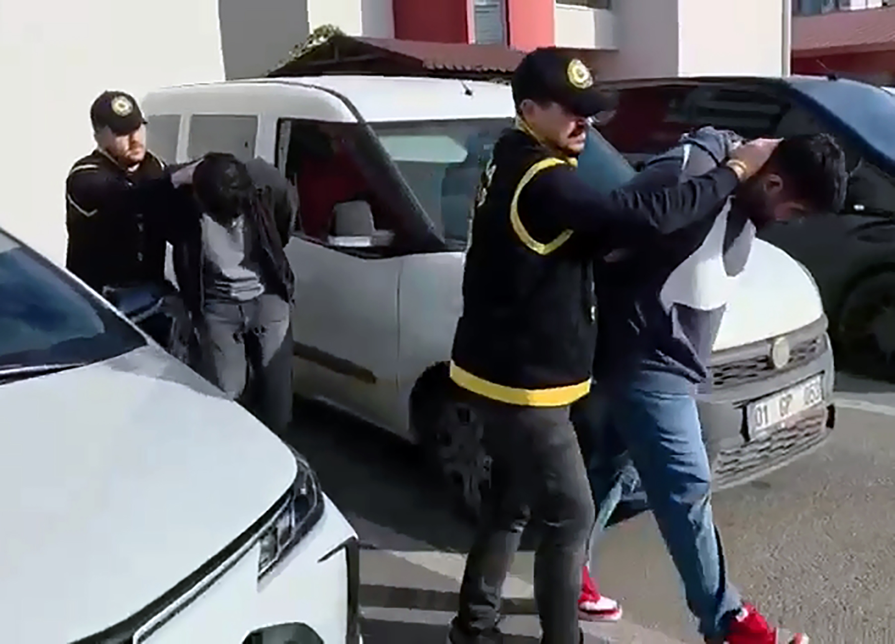 Satın almak için anlaştıkları cep telefonlarını, sahte kimlikle kargo firmasından alarak dolandırdılar - Görsel 1