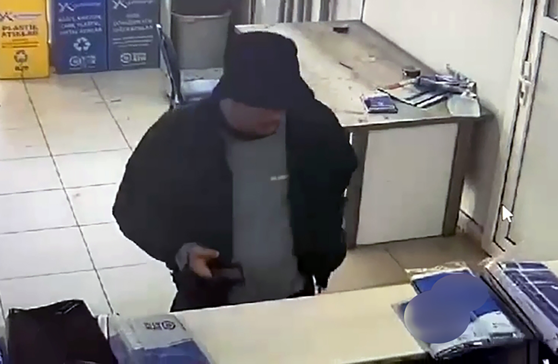 Satın almak için anlaştıkları cep telefonlarını, sahte kimlikle kargo firmasından alarak dolandırdılar - Görsel 2