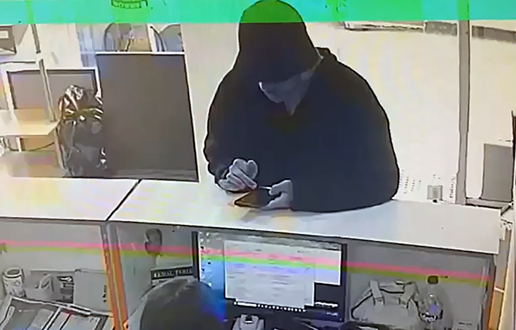 Satın almak için anlaştıkları cep telefonlarını, sahte kimlikle kargo firmasından alarak dolandırdılar - Görsel 3