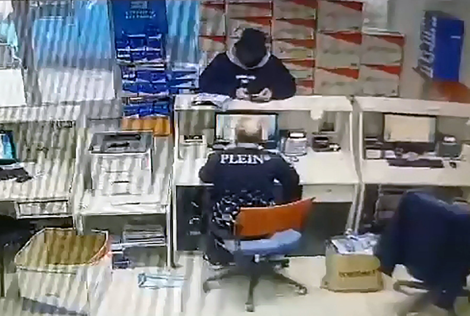 Satın almak için anlaştıkları cep telefonlarını, sahte kimlikle kargo firmasından alarak dolandırdılar - Görsel 4