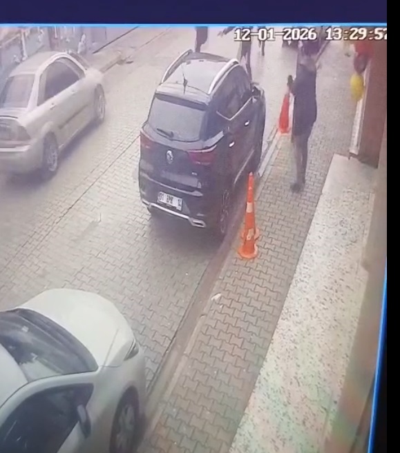 Adana -Çocuğunun eski öğretmenini darbedip, tabancayla ateş eden şüphelinin 20 suç kaydı varmış - Görsel 2