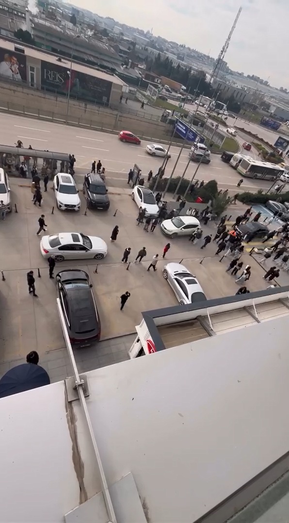 Karne alan lise öğrencilerinin AVM otoparkındaki kavgası kamerada - Görsel 2