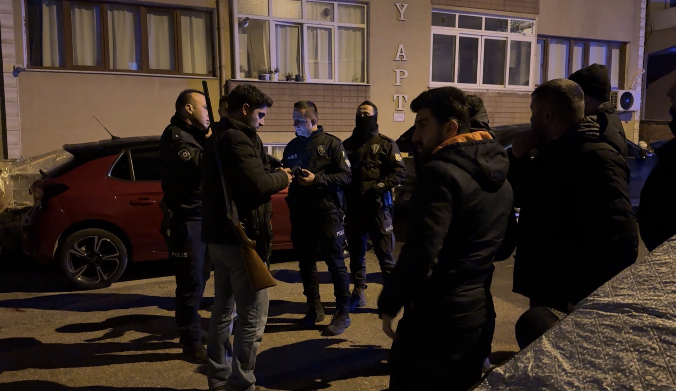 KARABÜKTE Kızının erkek arkadaşını pompalı tüfekle yaraladı - Görsel 1