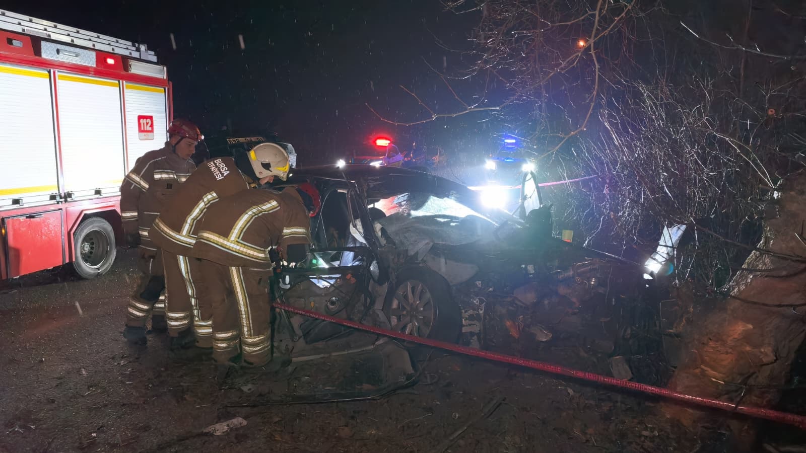 Bursa'da otomobil ağaca çarptı: 2 ölü, 2 yaralı - Görsel 4