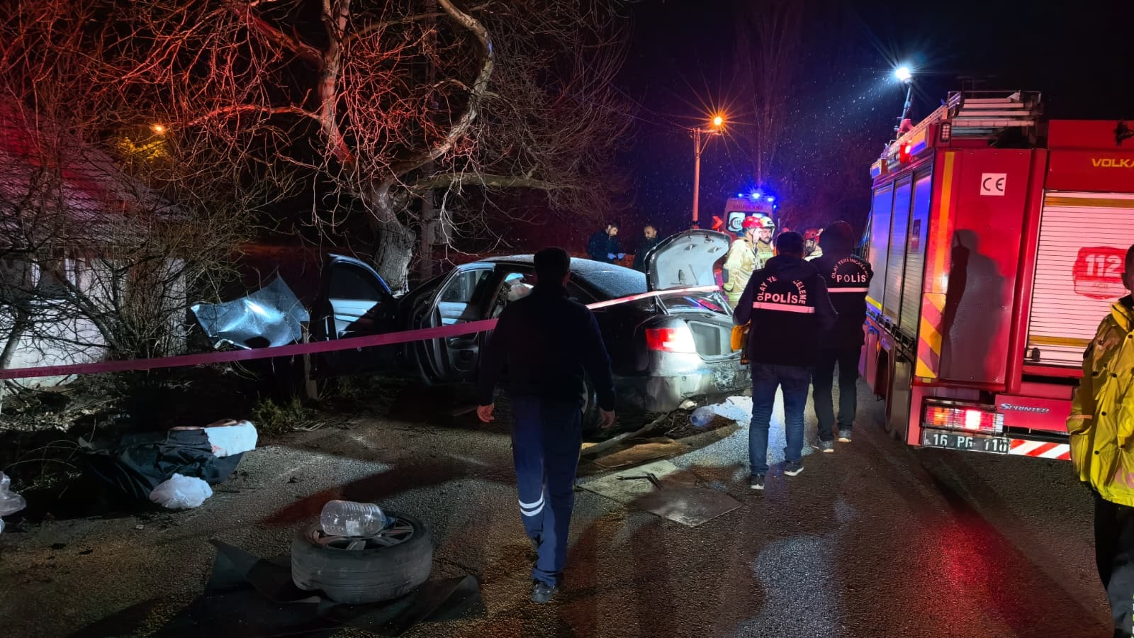 Bursa'da otomobil ağaca çarptı: 2 ölü, 2 yaralı - Görsel 5