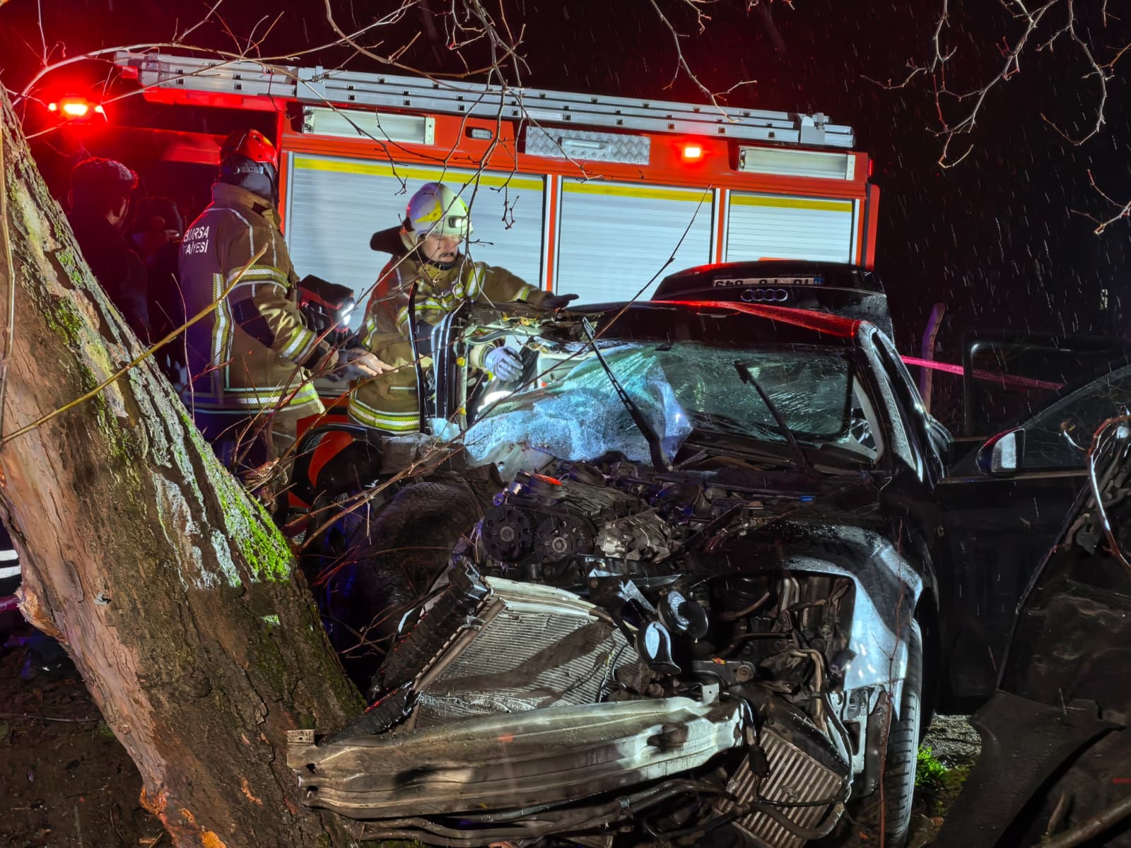 Bursa'da otomobil ağaca çarptı: 2 ölü, 2 yaralı - Görsel 6