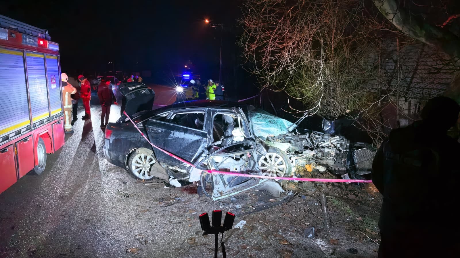 Bursa'da otomobil ağaca çarptı: 2 ölü, 2 yaralı - Görsel 7