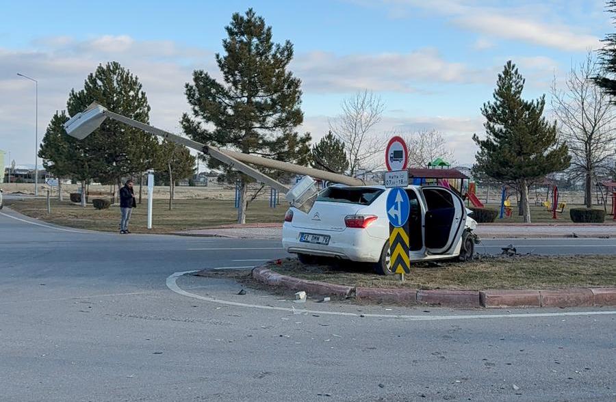 Seydişehir’de Kaza: Manevra Yapan Otomobilin Üzerine Aydınlatma Direği Devrildi - Görsel 1