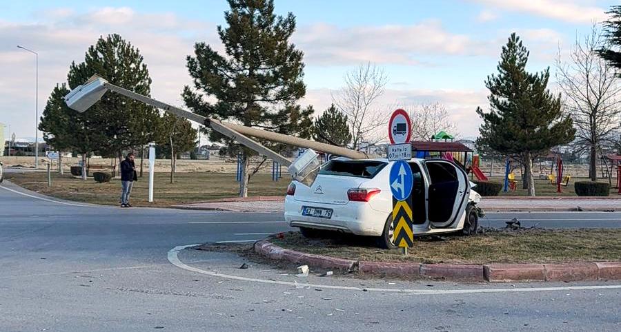 Seydişehir’de Kaza: Manevra Yapan Otomobilin Üzerine Aydınlatma Direği Devrildi - Görsel 2
