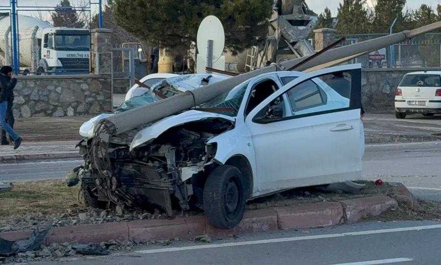 Seydişehir’de Kaza: Manevra Yapan Otomobilin Üzerine Aydınlatma Direği Devrildi - Görsel 3