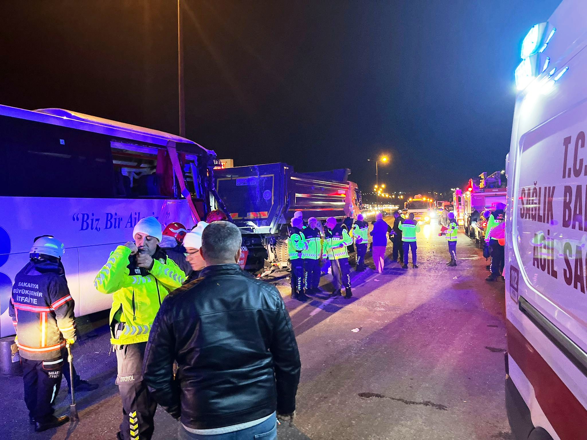 Sakarya'da 1'i yolcu otübüsü 4 aracın karıştığı zincirleme kaza: 1 ölü, 27 yaralı - Görsel 2