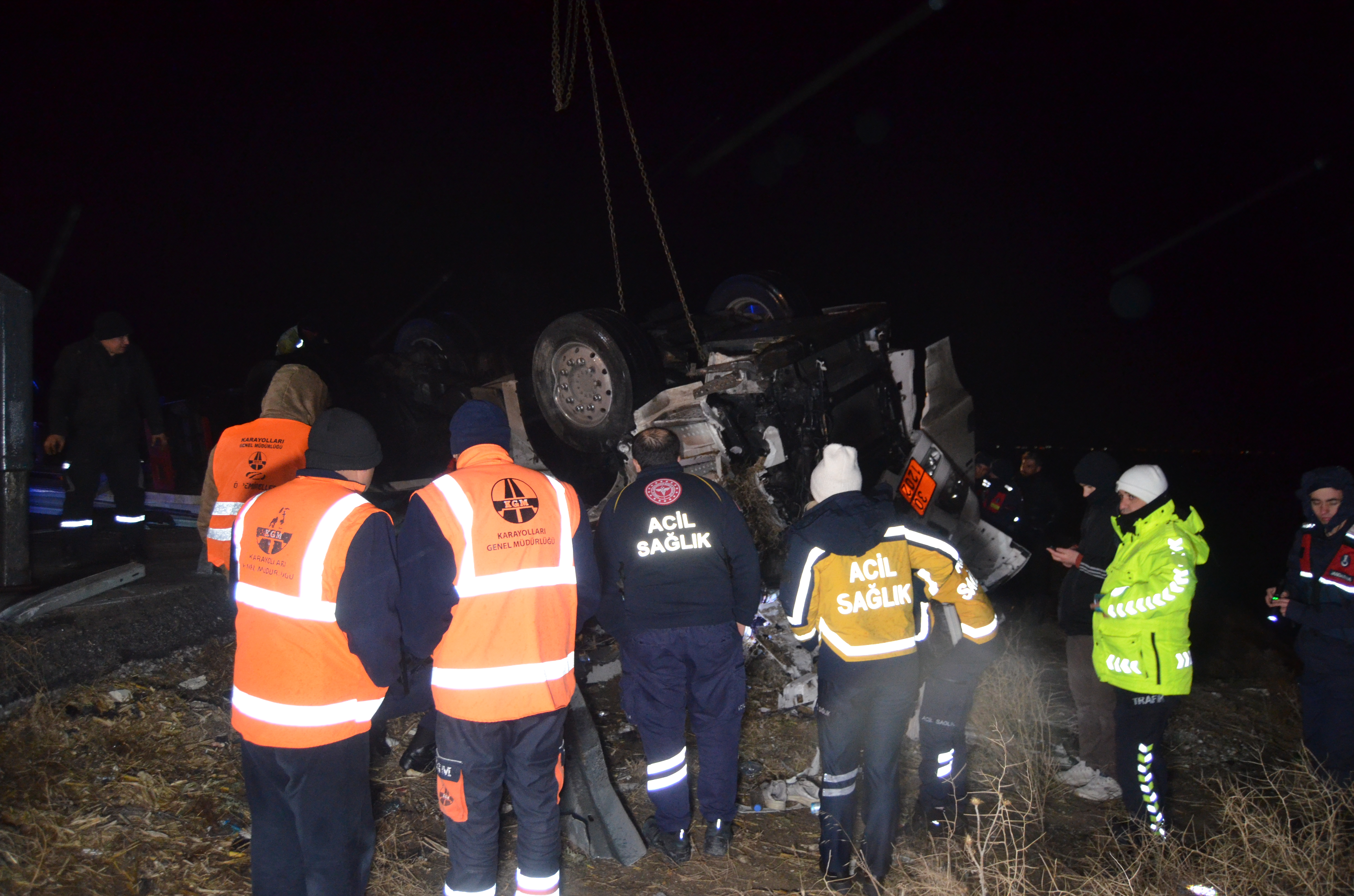 Aksaray'da et taşıyan TIR, bariyere çarpıp devrildi; 1 ölü - Görsel 1