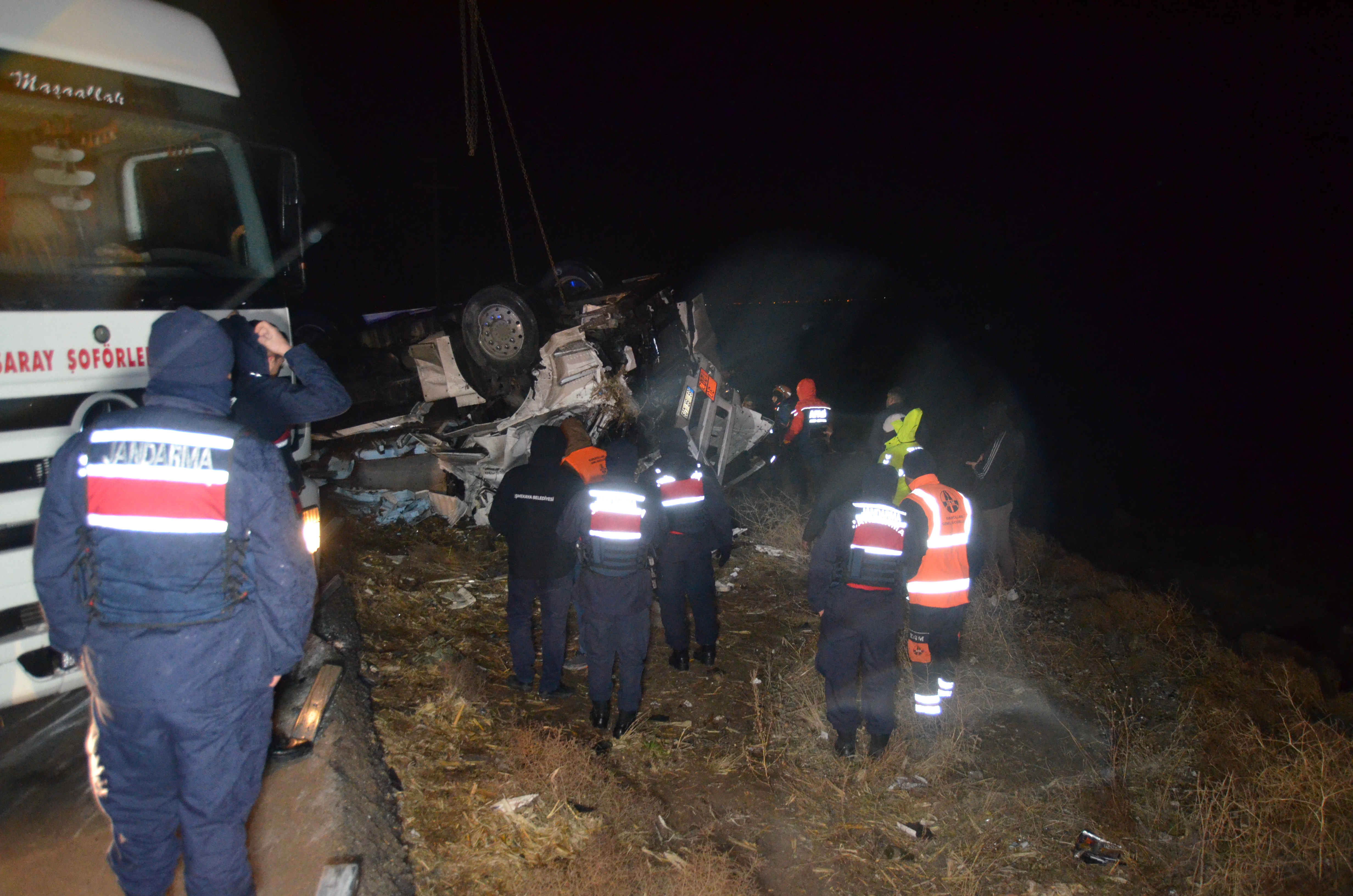 Aksaray'da et taşıyan TIR, bariyere çarpıp devrildi; 1 ölü - Görsel 2