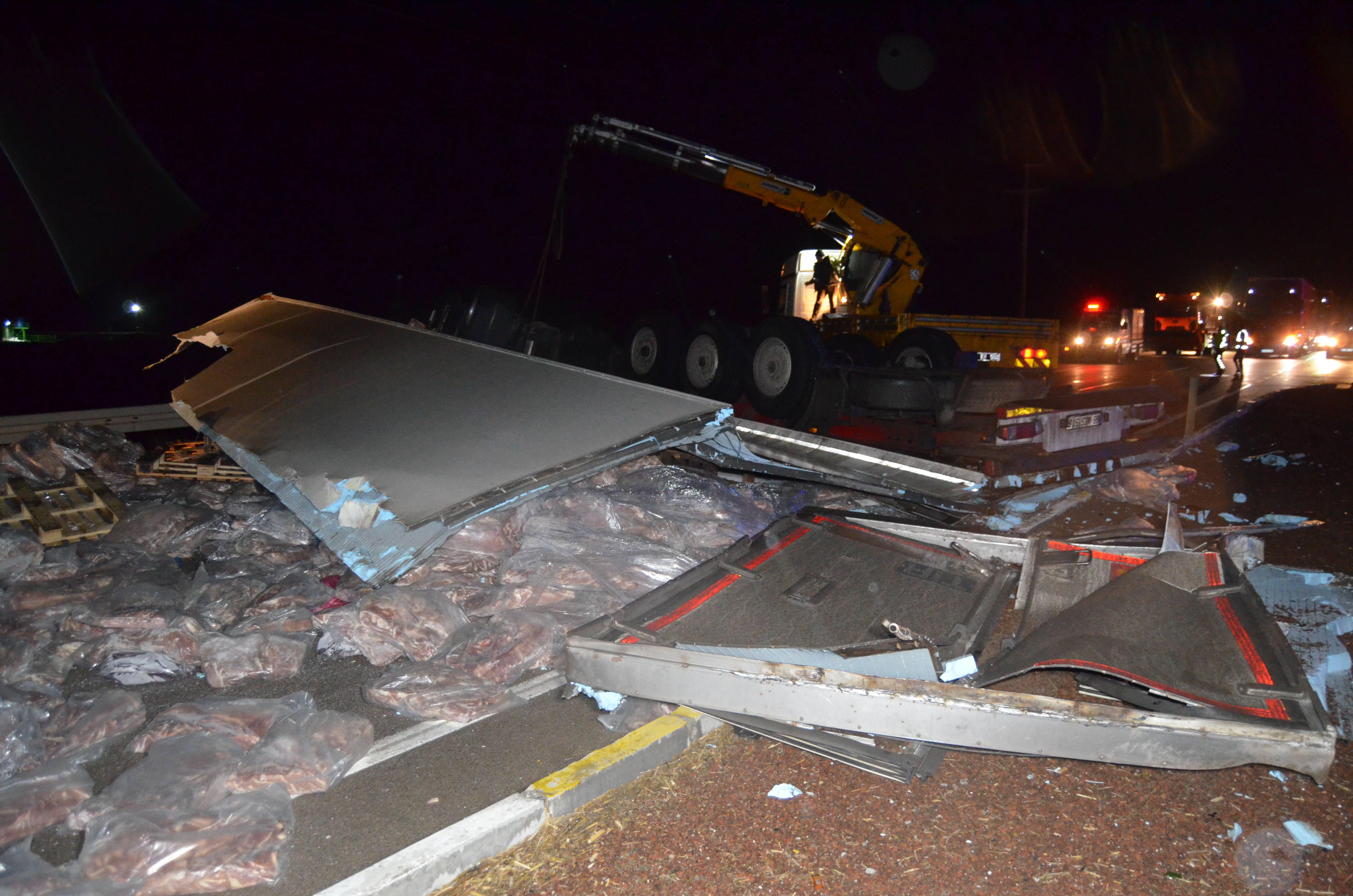 Aksaray'da et taşıyan TIR, bariyere çarpıp devrildi; 1 ölü - Görsel 3