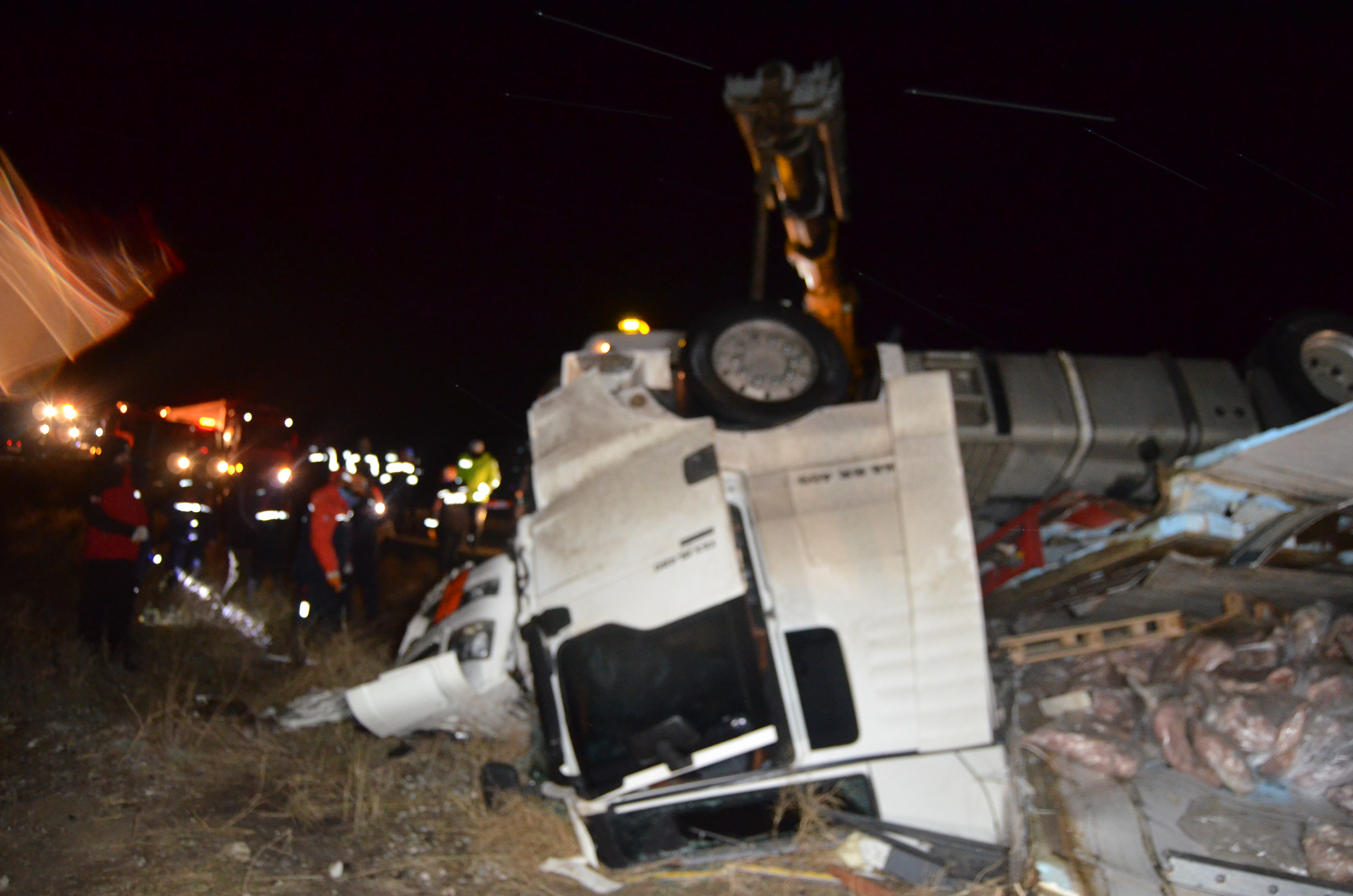 Aksaray'da et taşıyan TIR, bariyere çarpıp devrildi; 1 ölü - Görsel 6