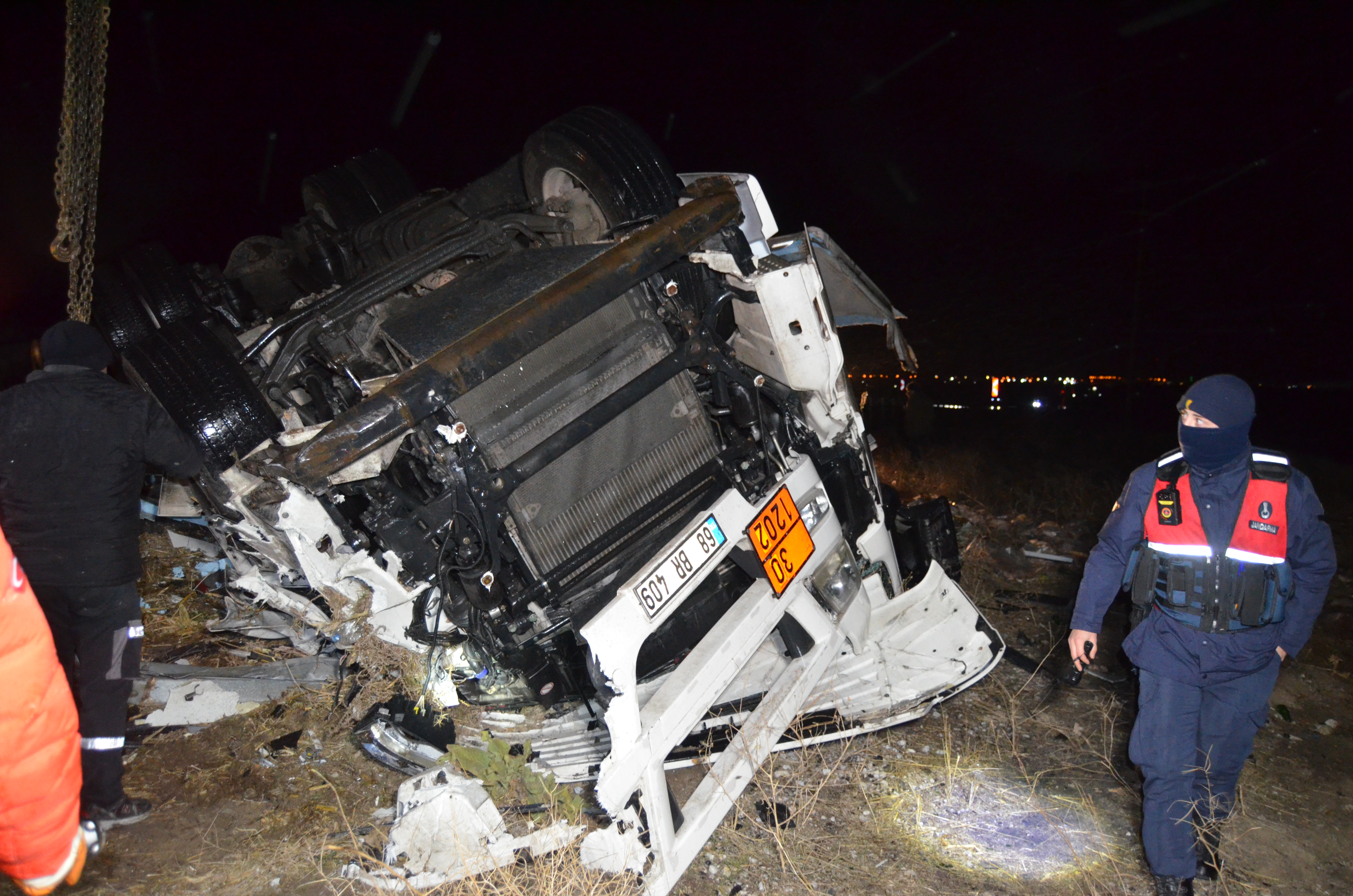 Aksaray'da et taşıyan TIR, bariyere çarpıp devrildi; 1 ölü - Görsel 7