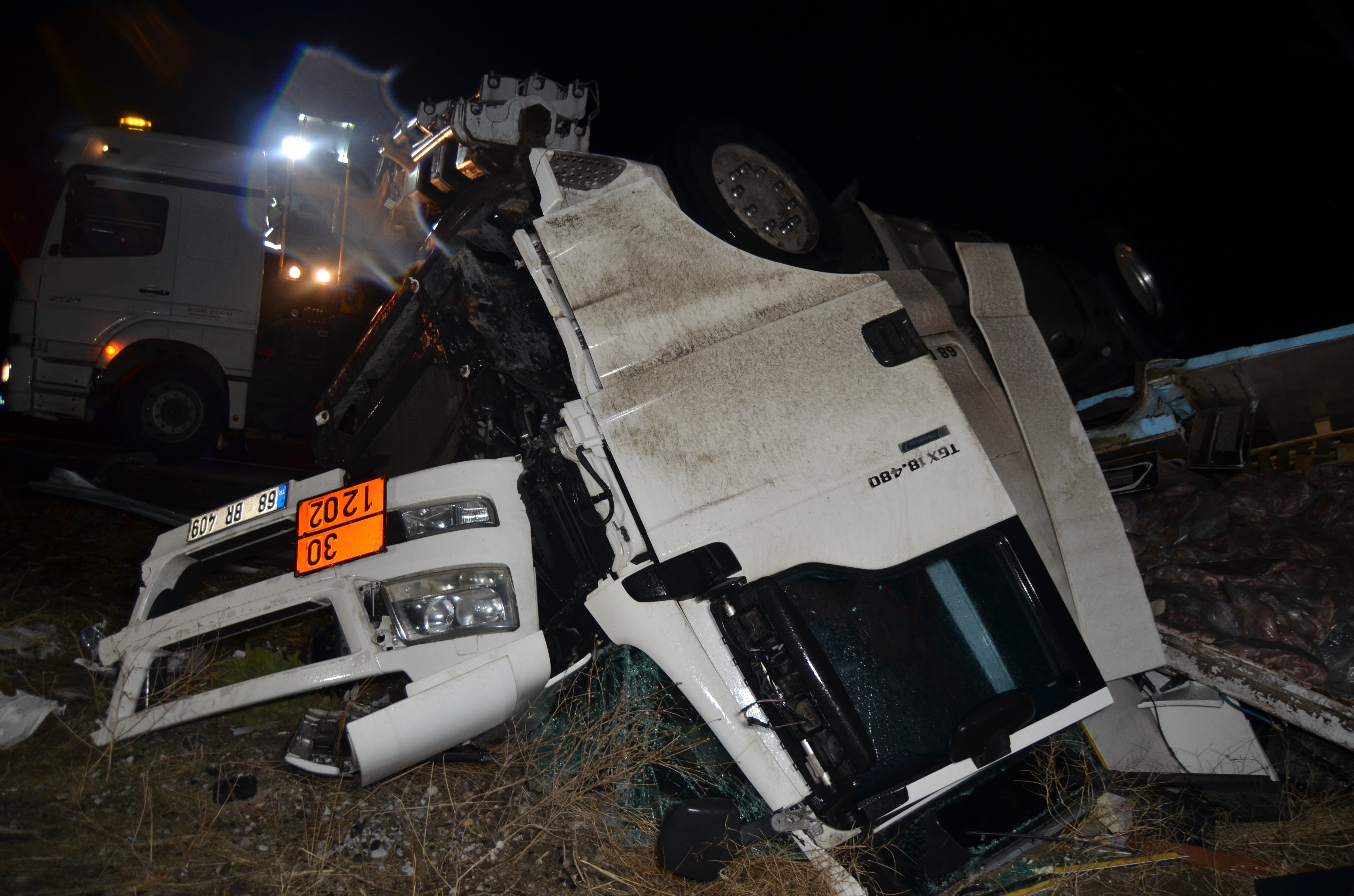 Aksaray'da et taşıyan TIR, bariyere çarpıp devrildi; 1 ölü - Görsel 8