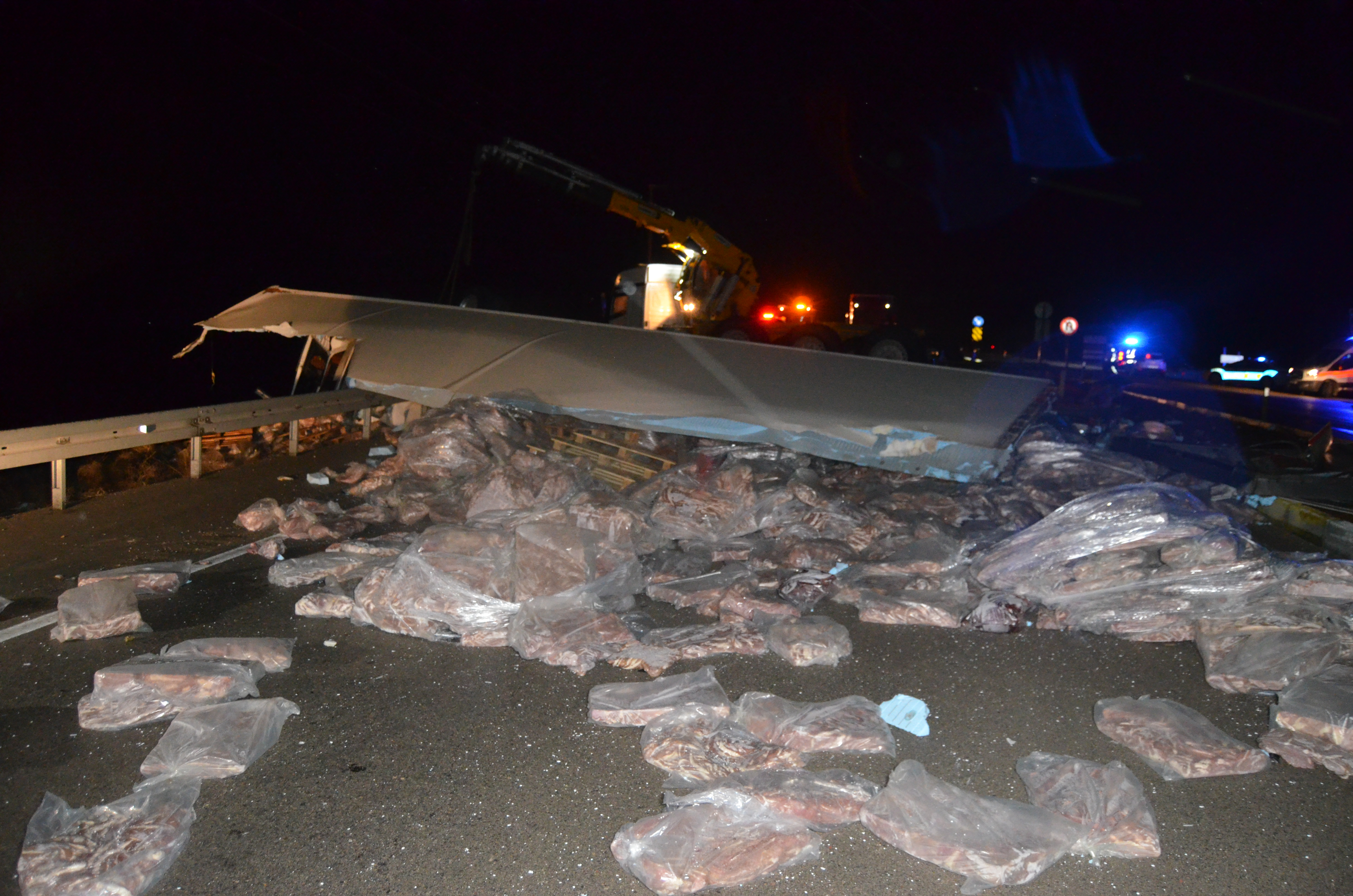 Aksaray'da et taşıyan TIR, bariyere çarpıp devrildi; 1 ölü - Görsel 9