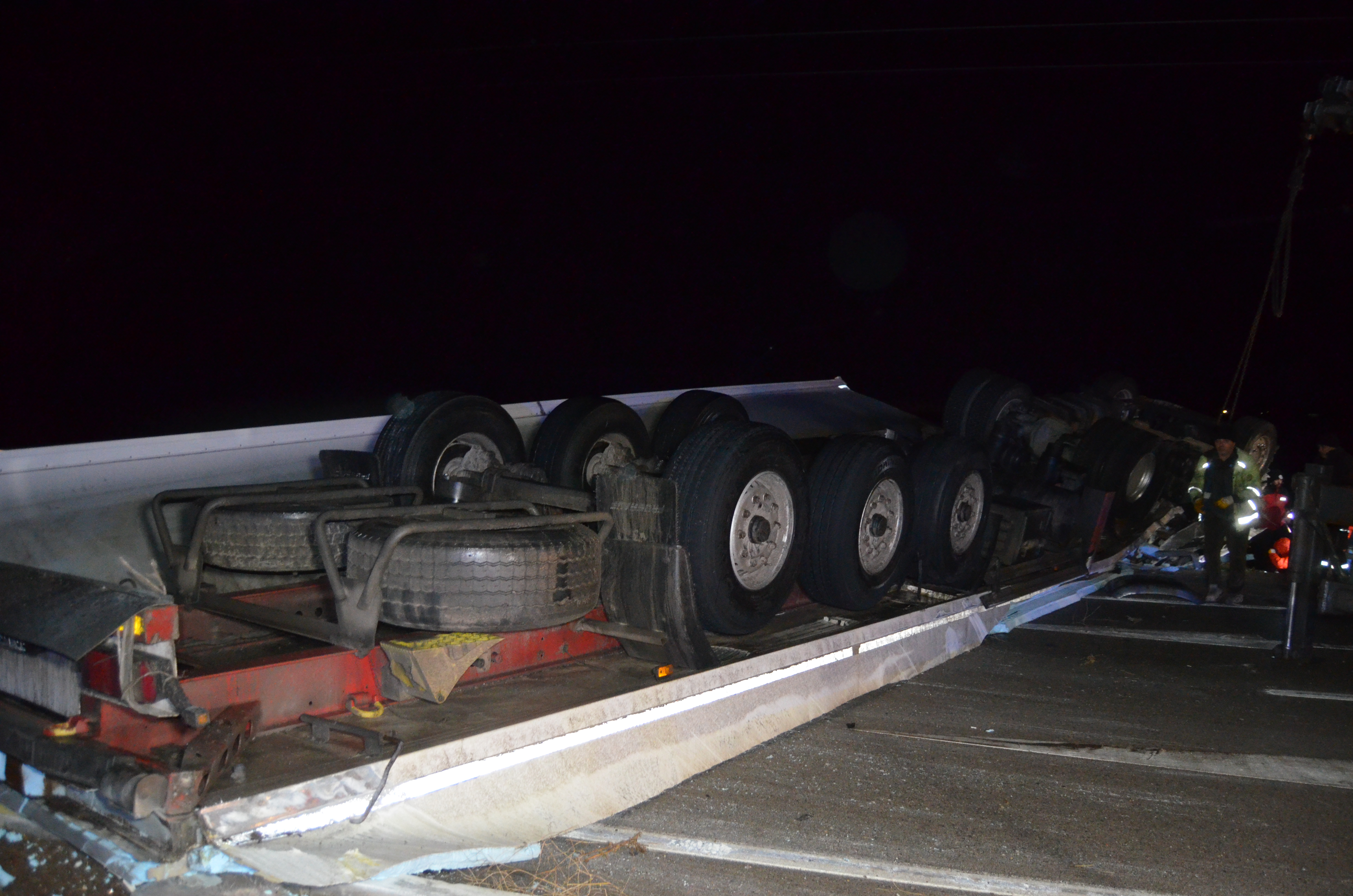 Aksaray'da et taşıyan TIR, bariyere çarpıp devrildi; 1 ölü - Görsel 10