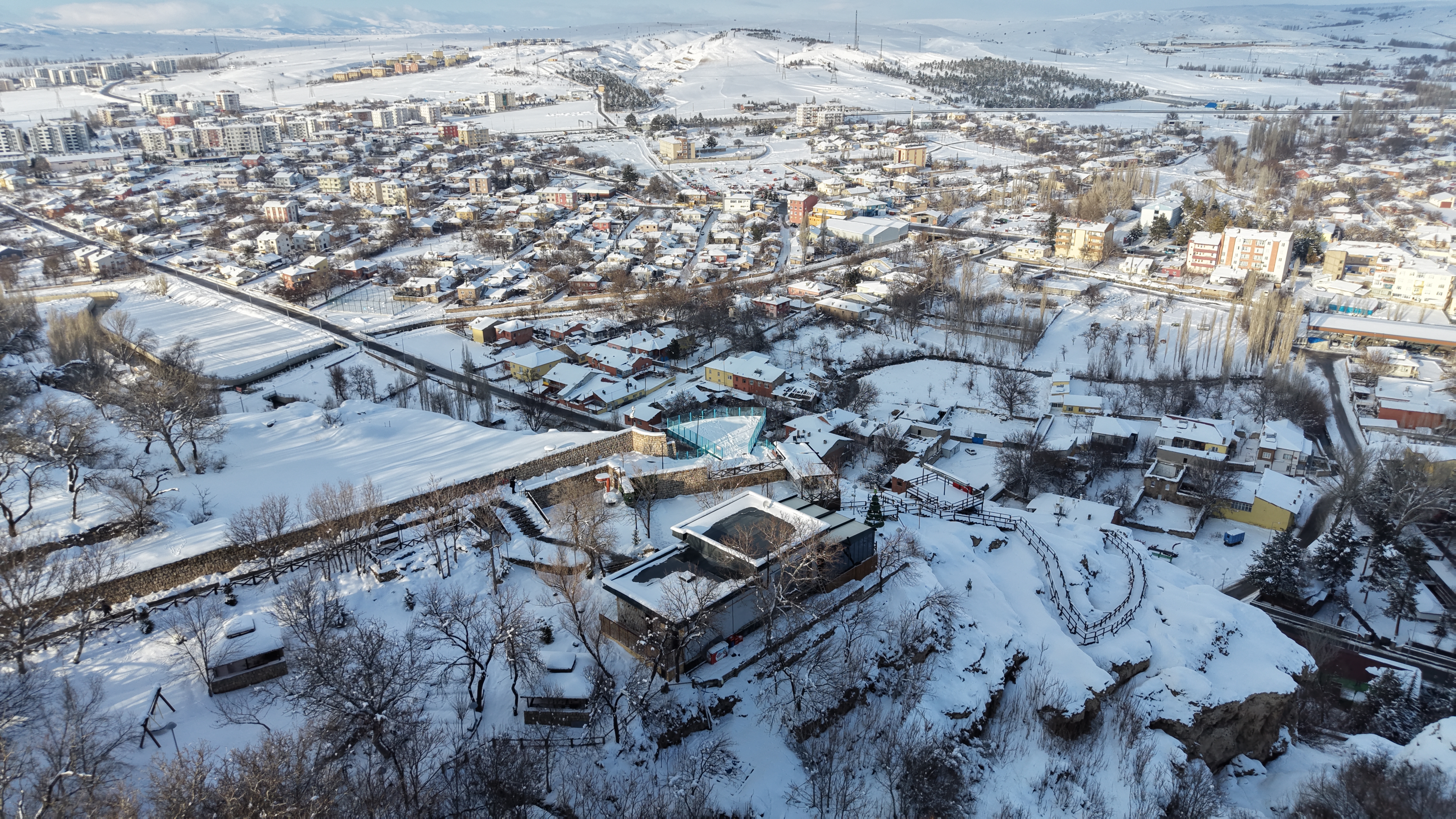 Kayalıklar üzerine inşa edilen cam terasa 100 bin ziyaretçi - Görsel 1