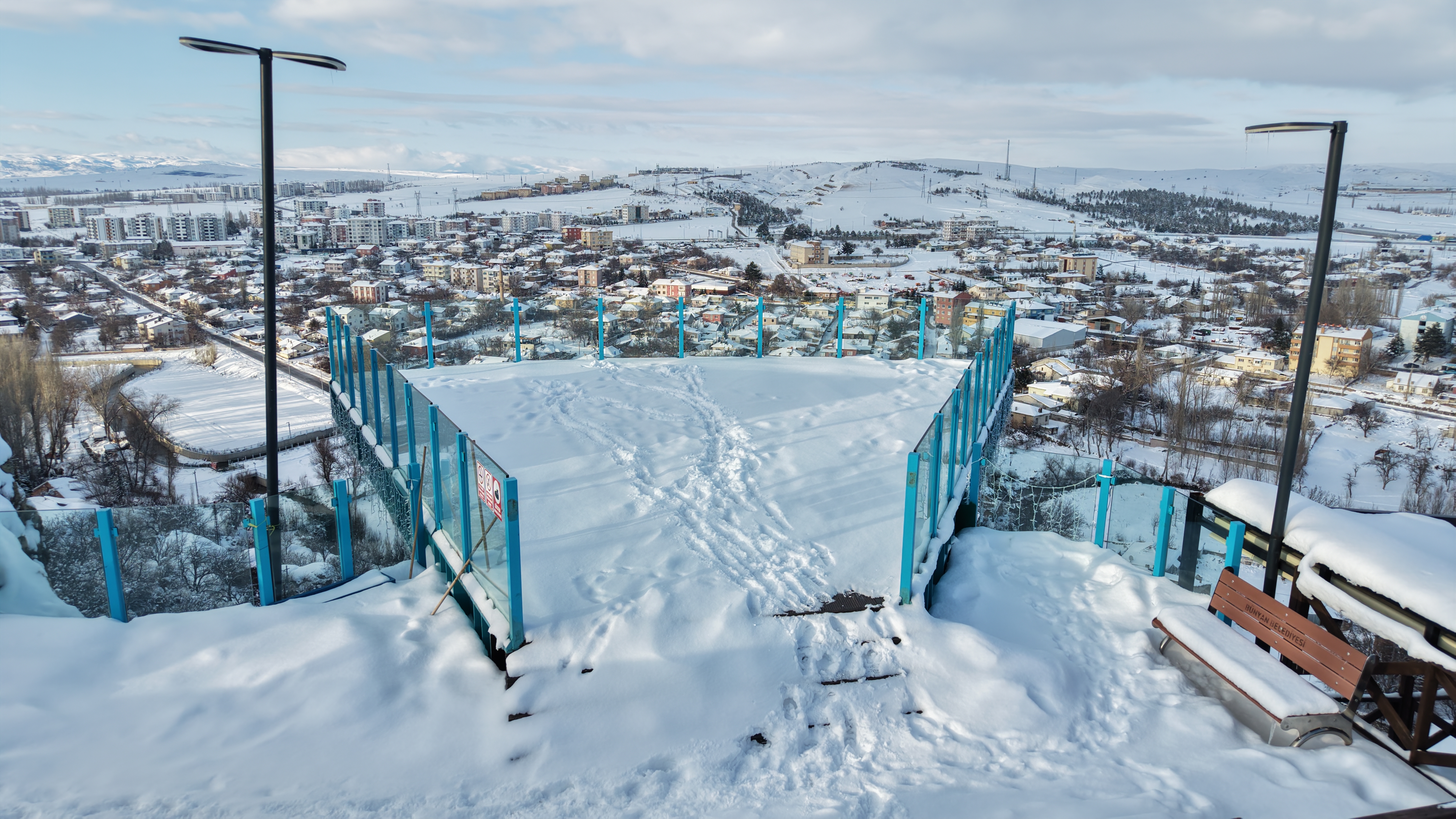Kayalıklar üzerine inşa edilen cam terasa 100 bin ziyaretçi - Görsel 2