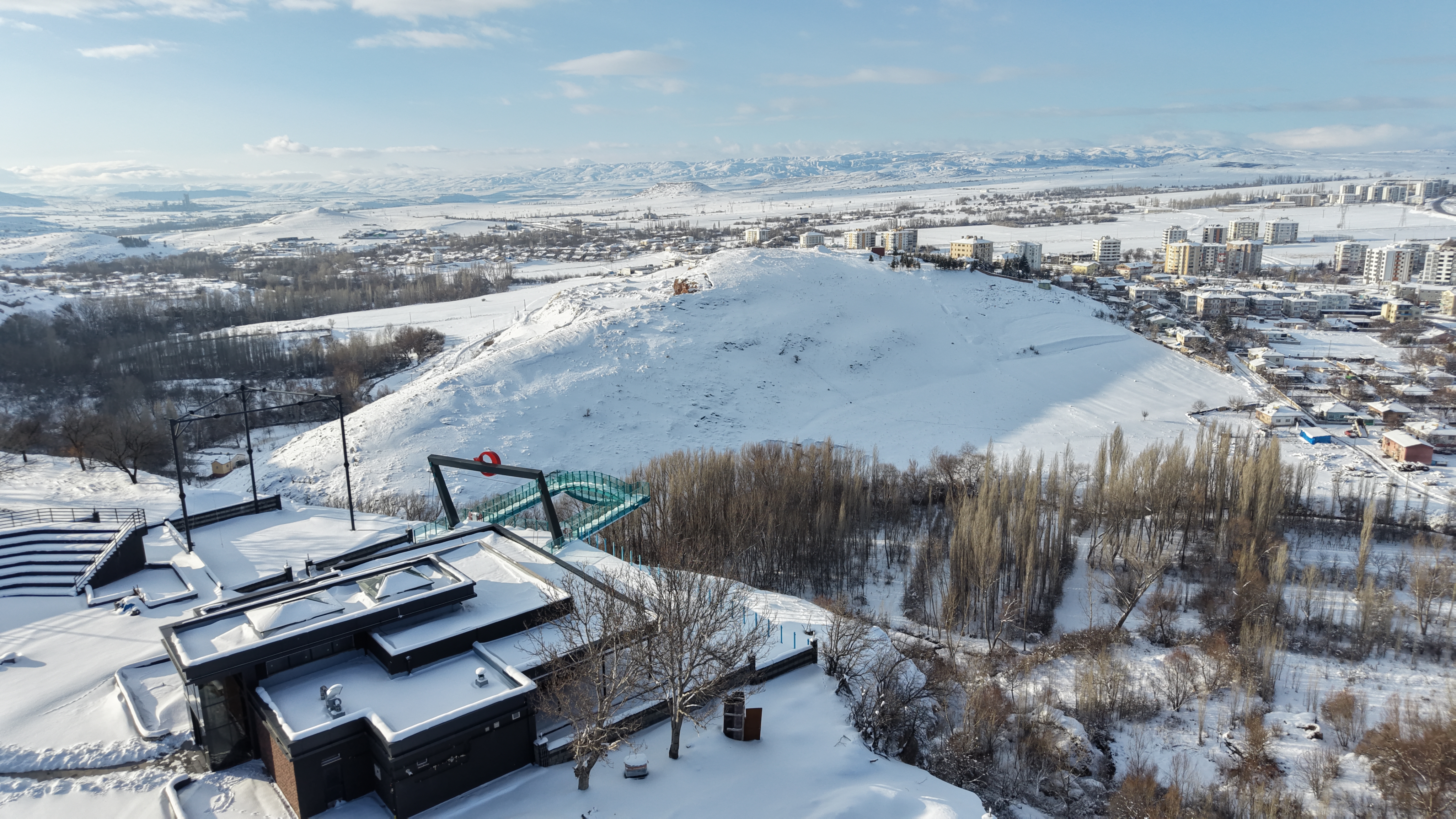 Kayalıklar üzerine inşa edilen cam terasa 100 bin ziyaretçi - Görsel 3