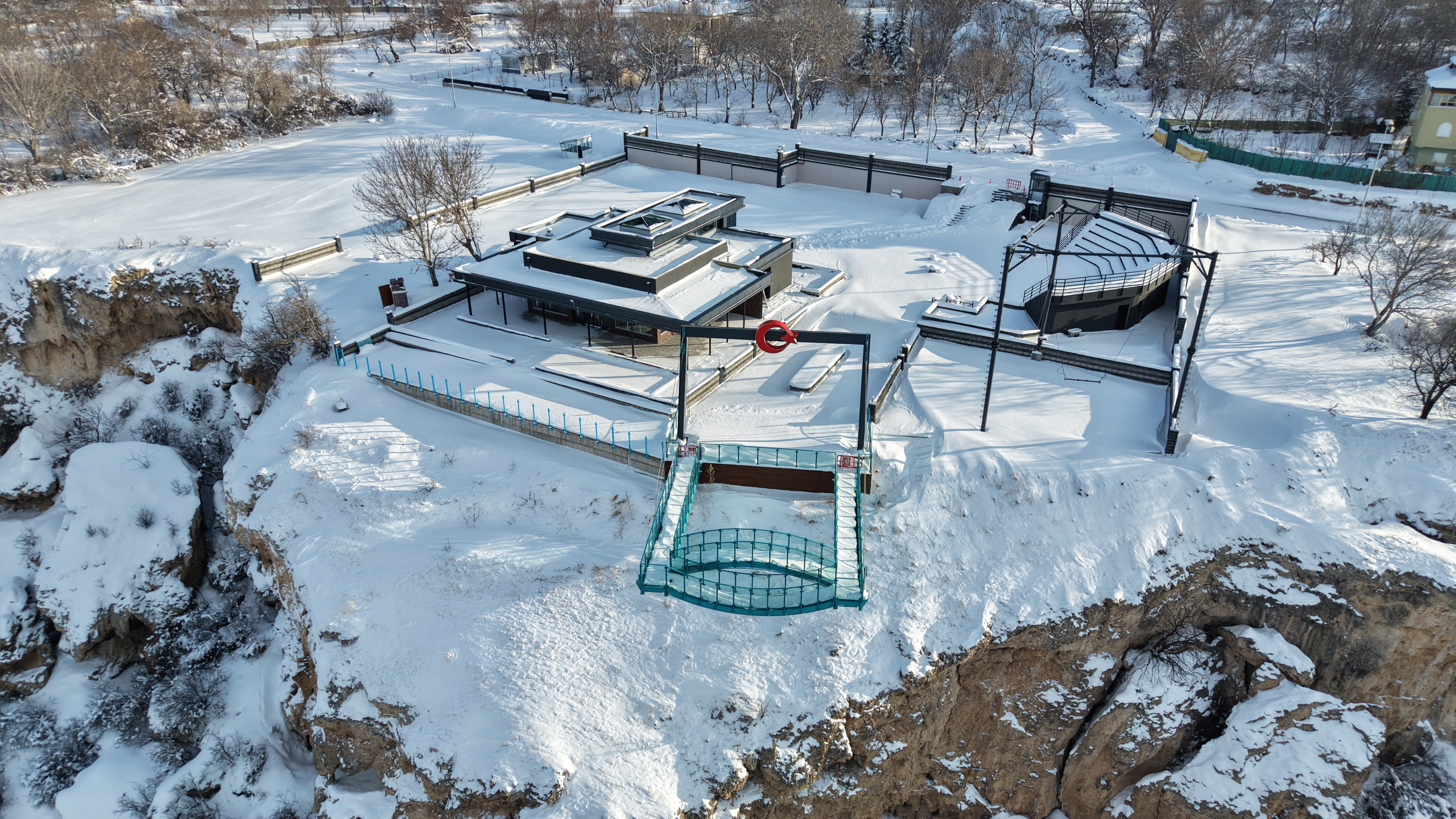 Kayalıklar üzerine inşa edilen cam terasa 100 bin ziyaretçi - Görsel 5