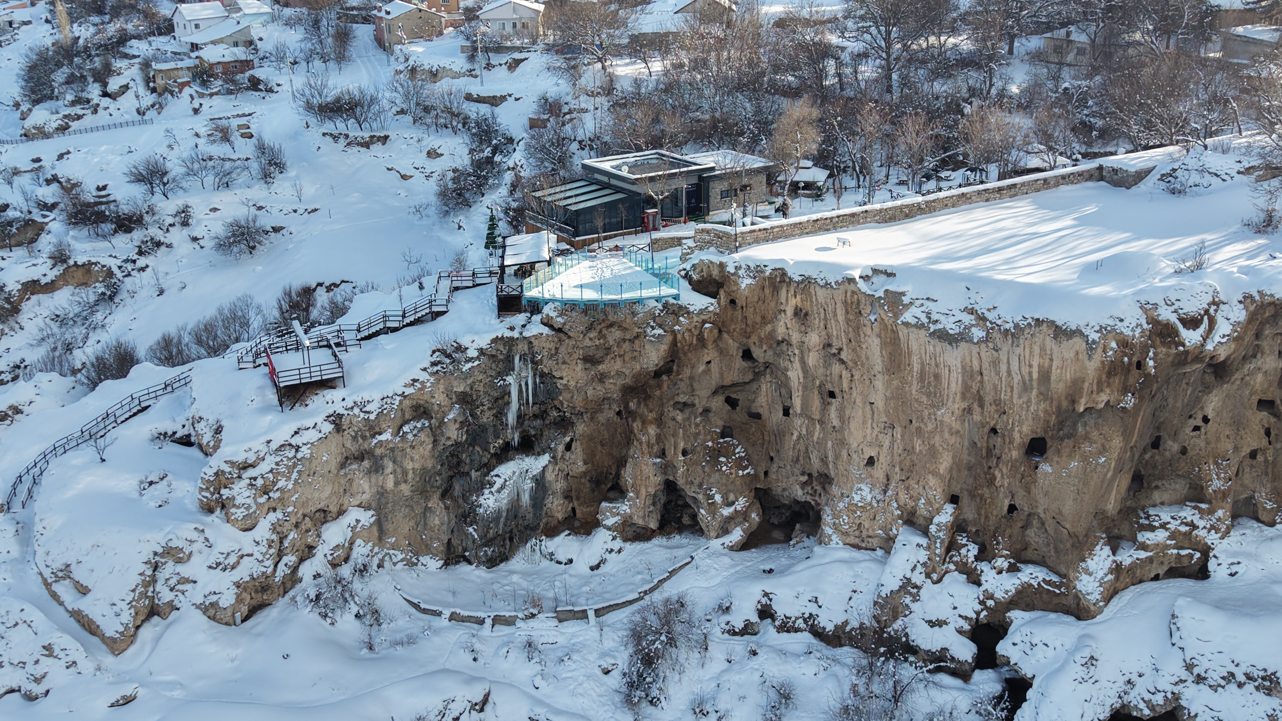 Kayalıklar üzerine inşa edilen cam terasa 100 bin ziyaretçi - Görsel 7