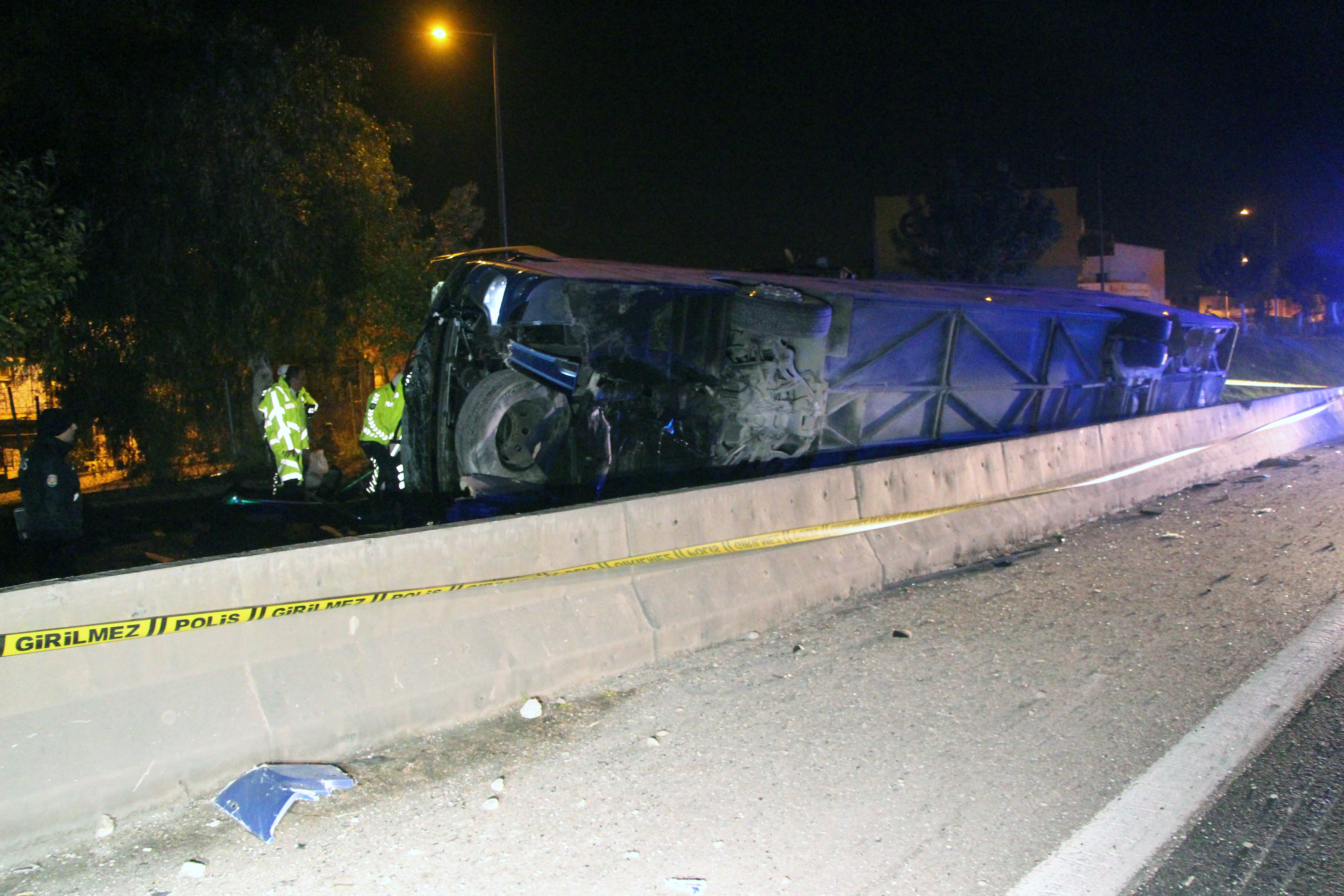 Konya Plakalı Yolcu Otobüsü Adana’da  devrildi: 8 yaralı - Görsel 2