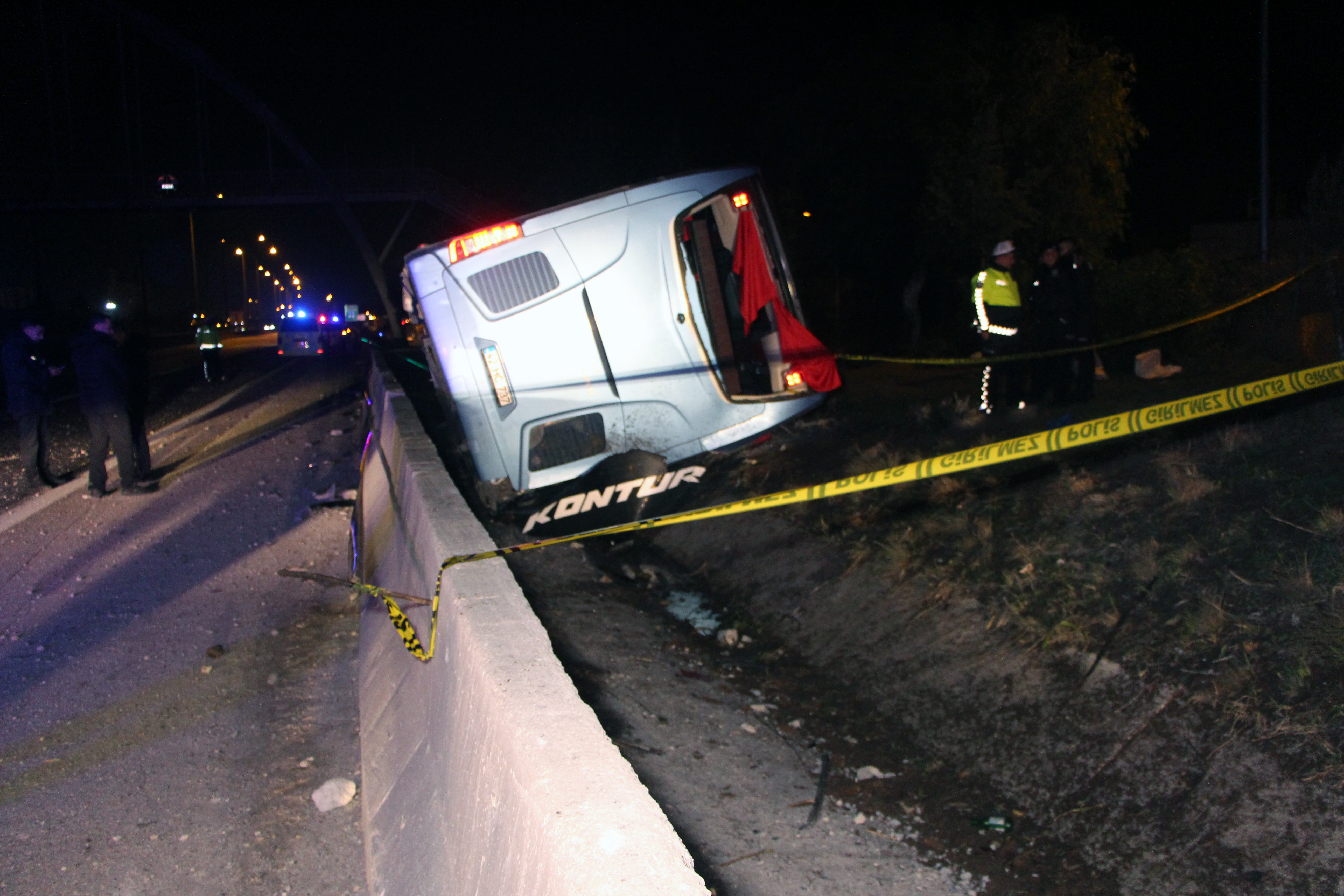 Konya Plakalı Yolcu Otobüsü Adana’da  devrildi: 8 yaralı - Görsel 4