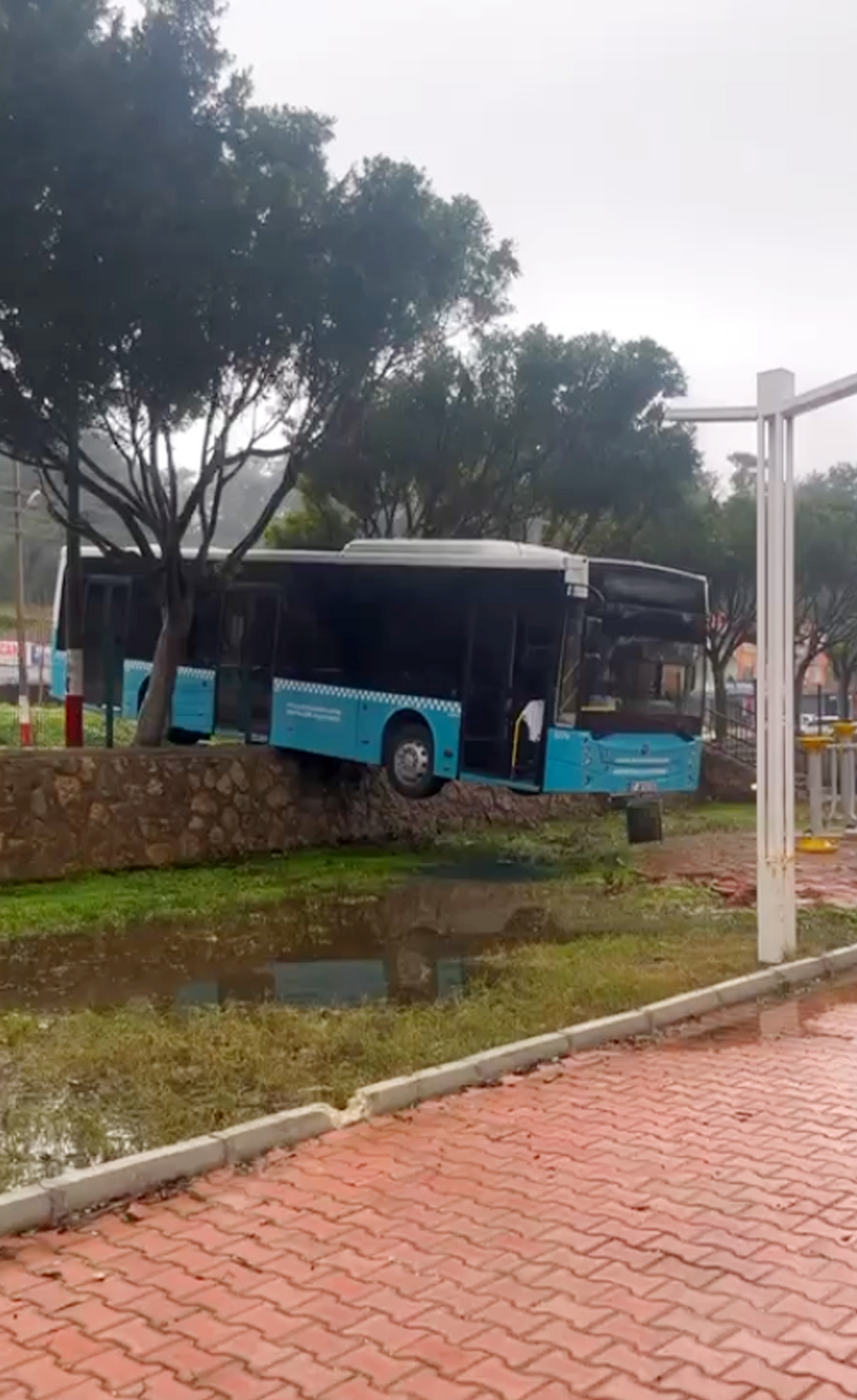 Antalya- Freni boşalan otobüs, duvarda asılı kaldı - Görsel 1