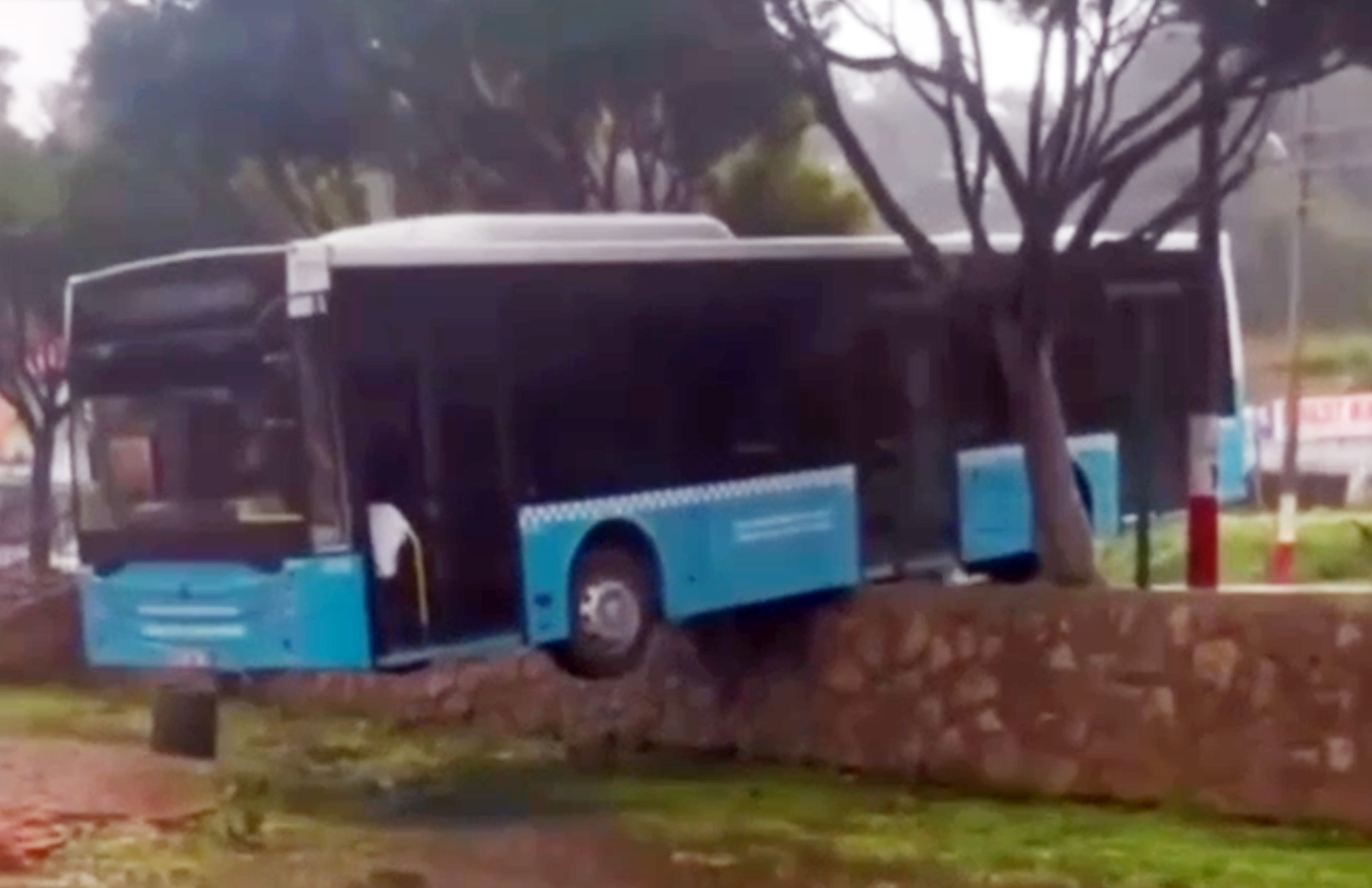 Antalya- Freni boşalan otobüs, duvarda asılı kaldı - Görsel 2