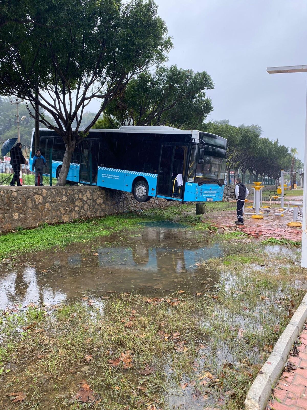 Antalya- Freni boşalan otobüs, duvarda asılı kaldı - Görsel 3
