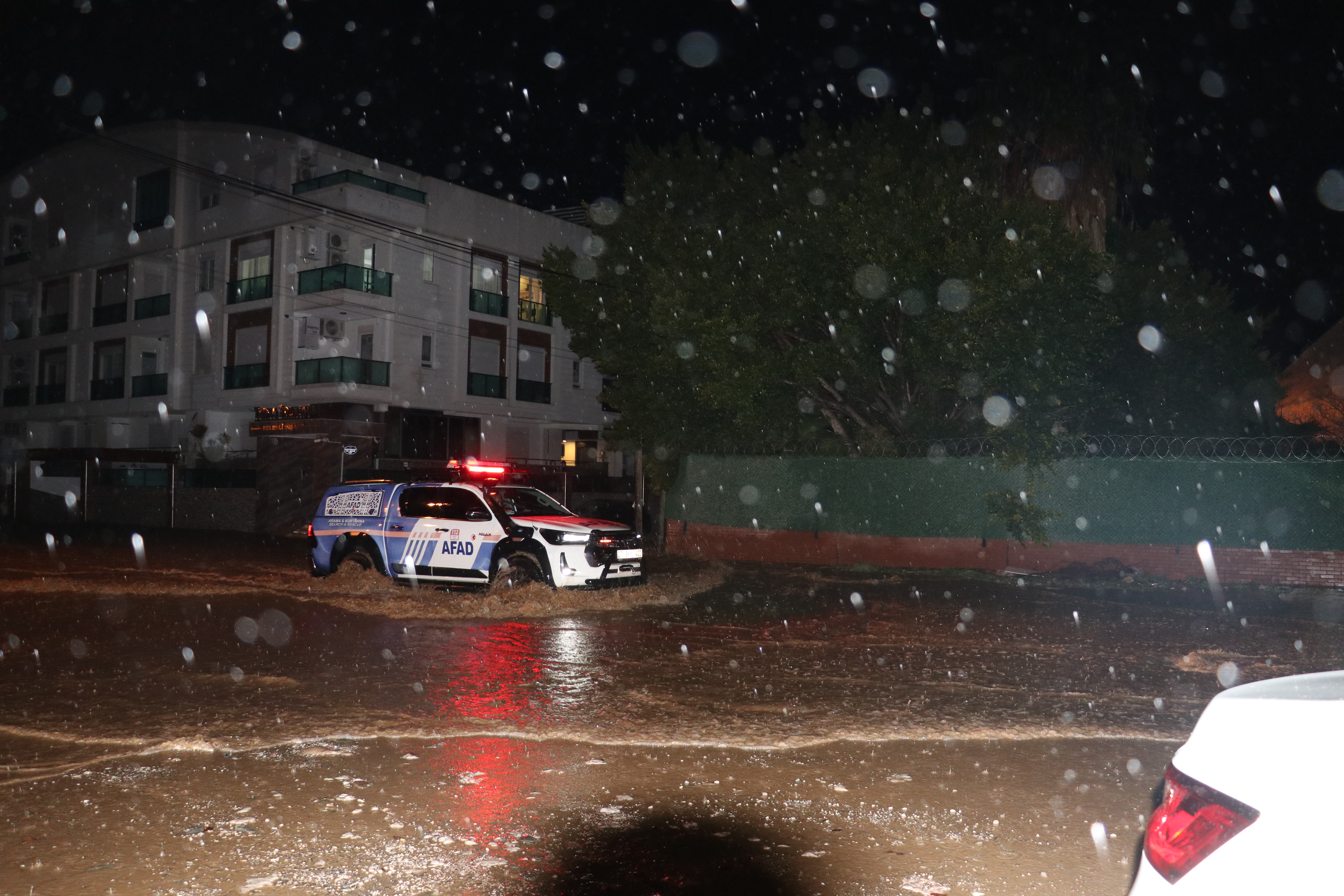 Antalya’da fırtına, sel ve hortum hayatı olumsuz etkiledi  - Görsel 3