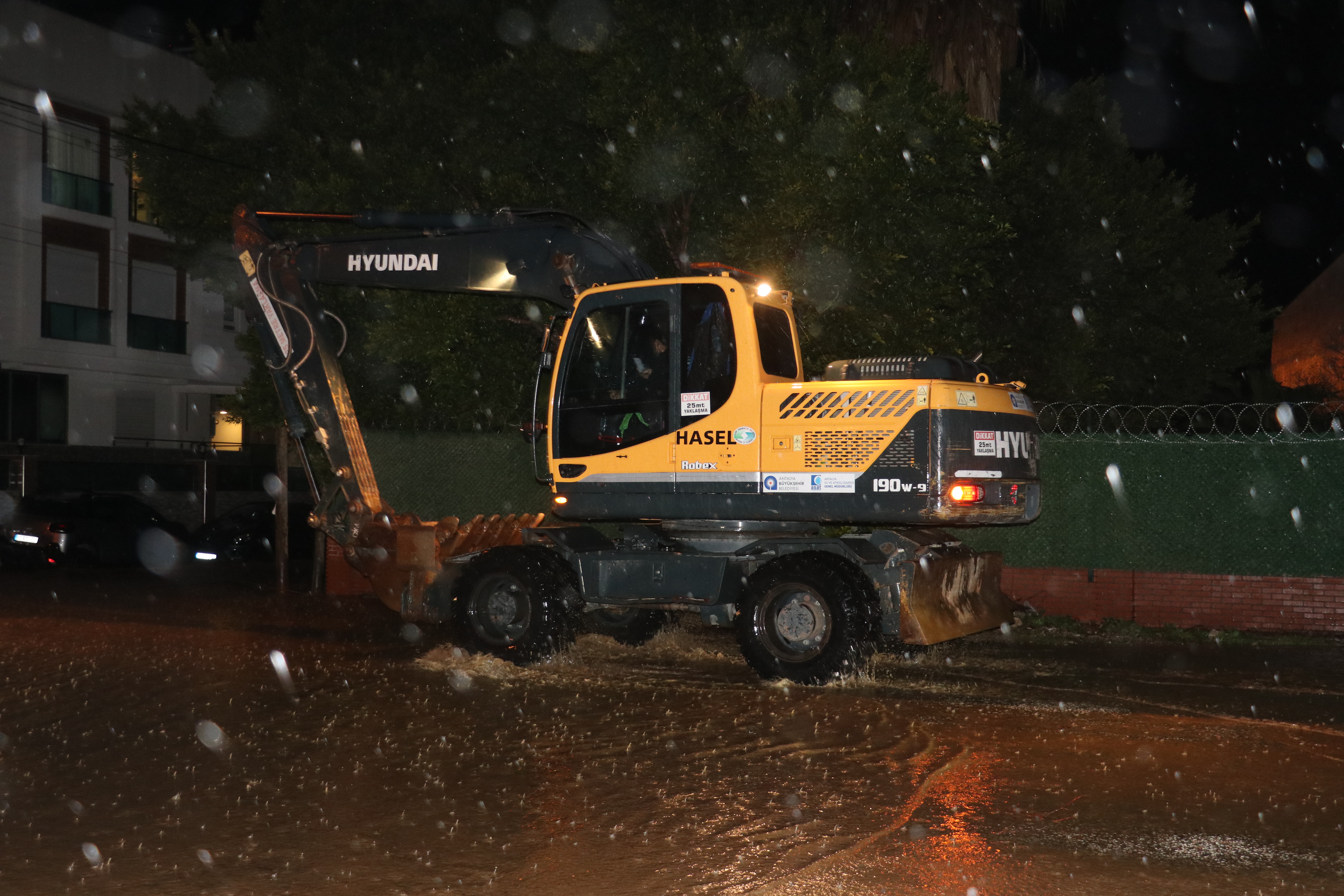 Antalya’da fırtına, sel ve hortum hayatı olumsuz etkiledi  - Görsel 6