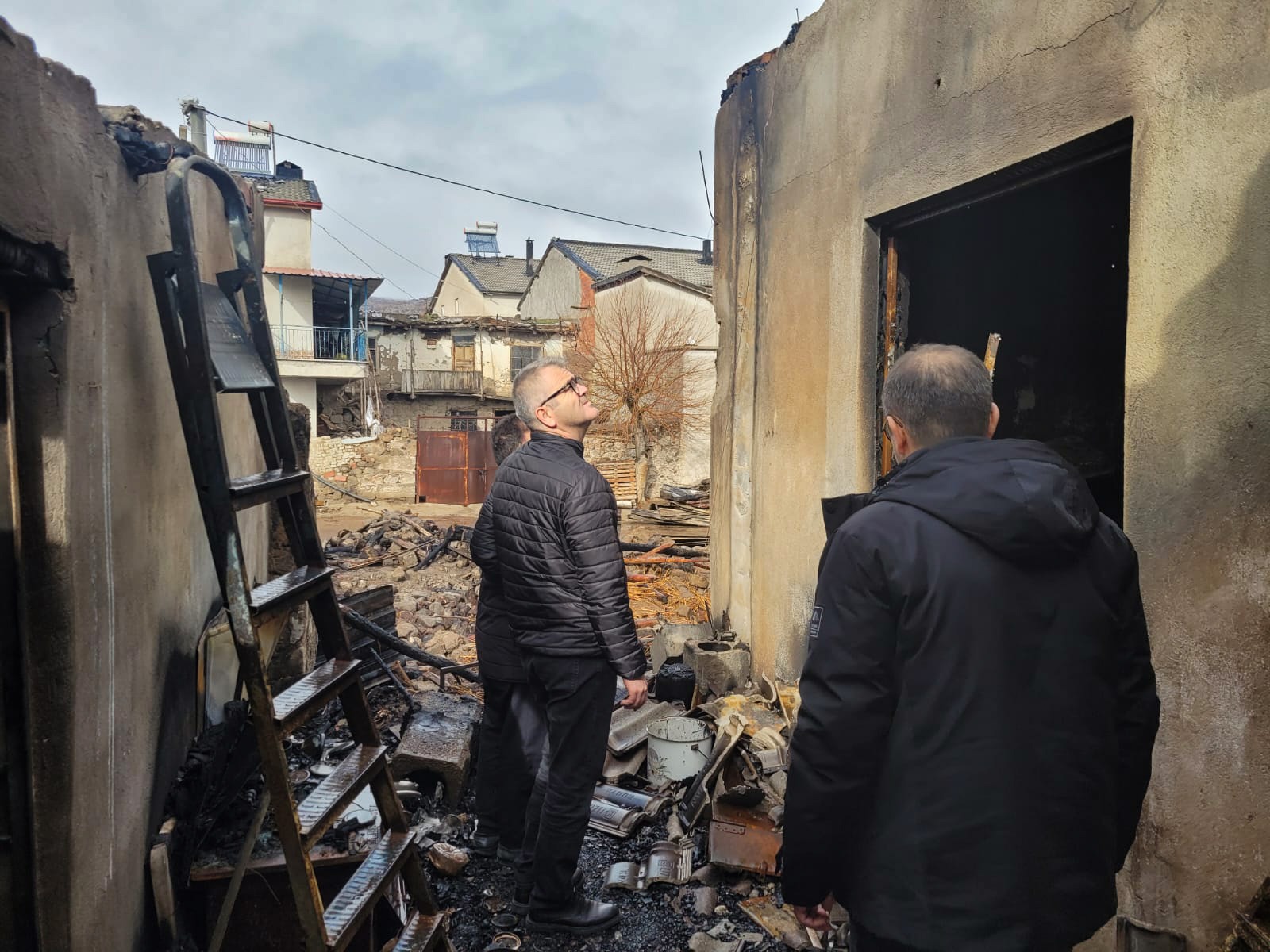 BAŞKAN USTAOĞLU’NDAN EVİ YANAN AİLEYE ZİYARET  - Görsel 1