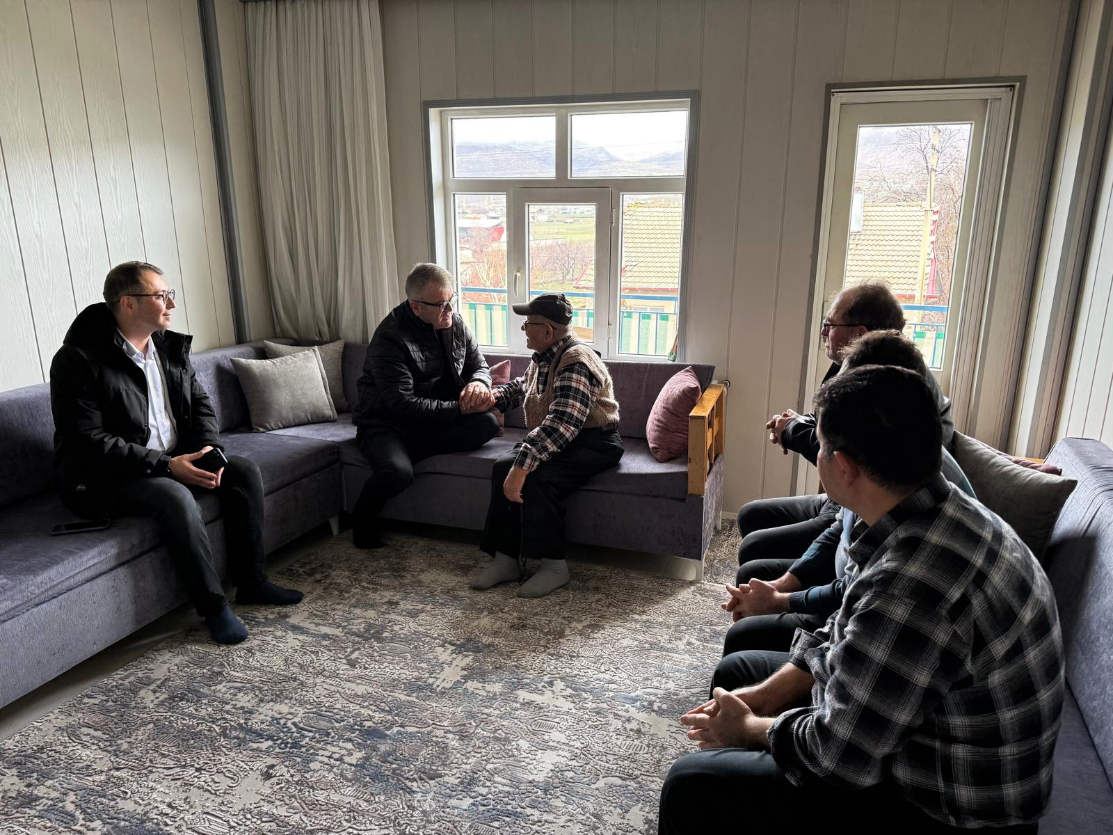 BAŞKAN USTAOĞLU’NDAN EVİ YANAN AİLEYE ZİYARET  - Görsel 2