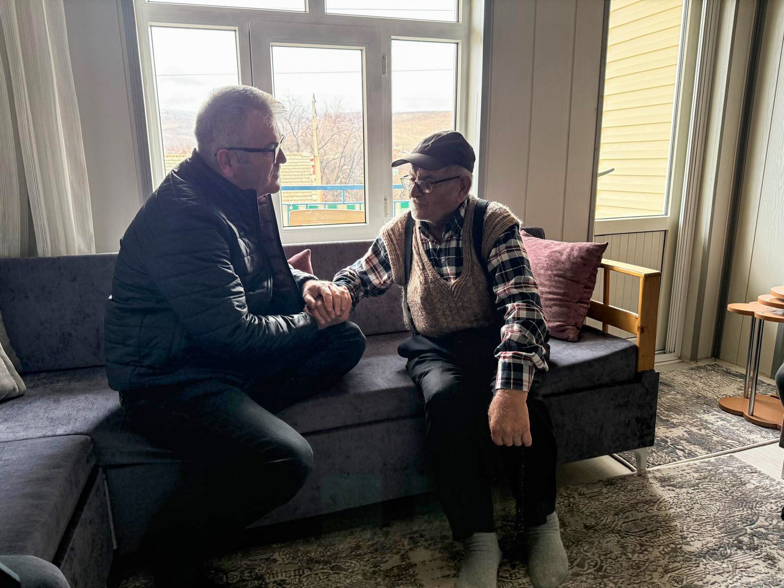 BAŞKAN USTAOĞLU’NDAN EVİ YANAN AİLEYE ZİYARET  - Görsel 3