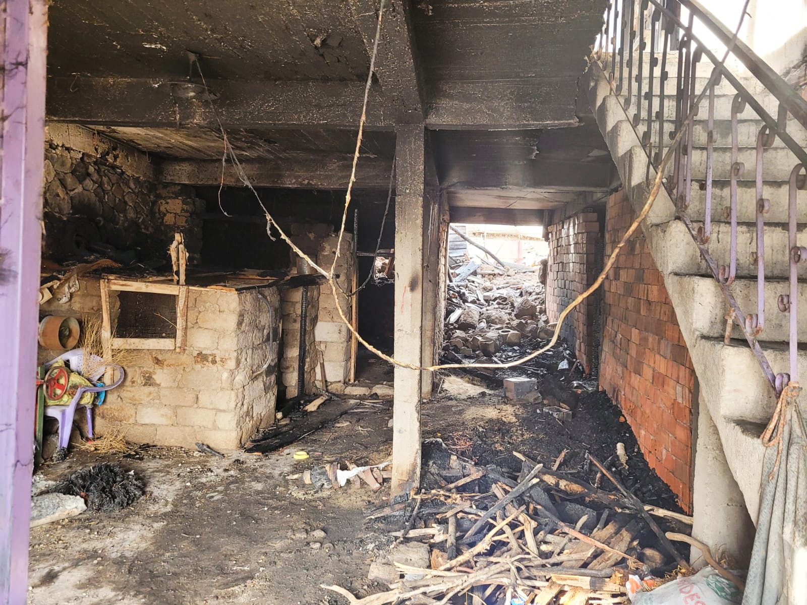 BAŞKAN USTAOĞLU’NDAN EVİ YANAN AİLEYE ZİYARET  - Görsel 4