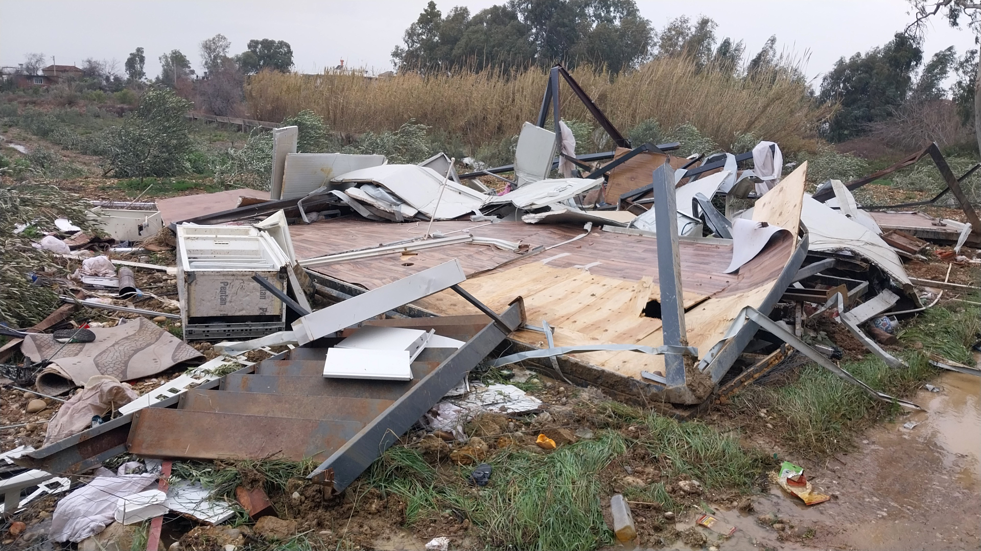 Antalya'da peş peşe hortumlar; seralar yıkıldı, çatılar uçtu - Görsel 6