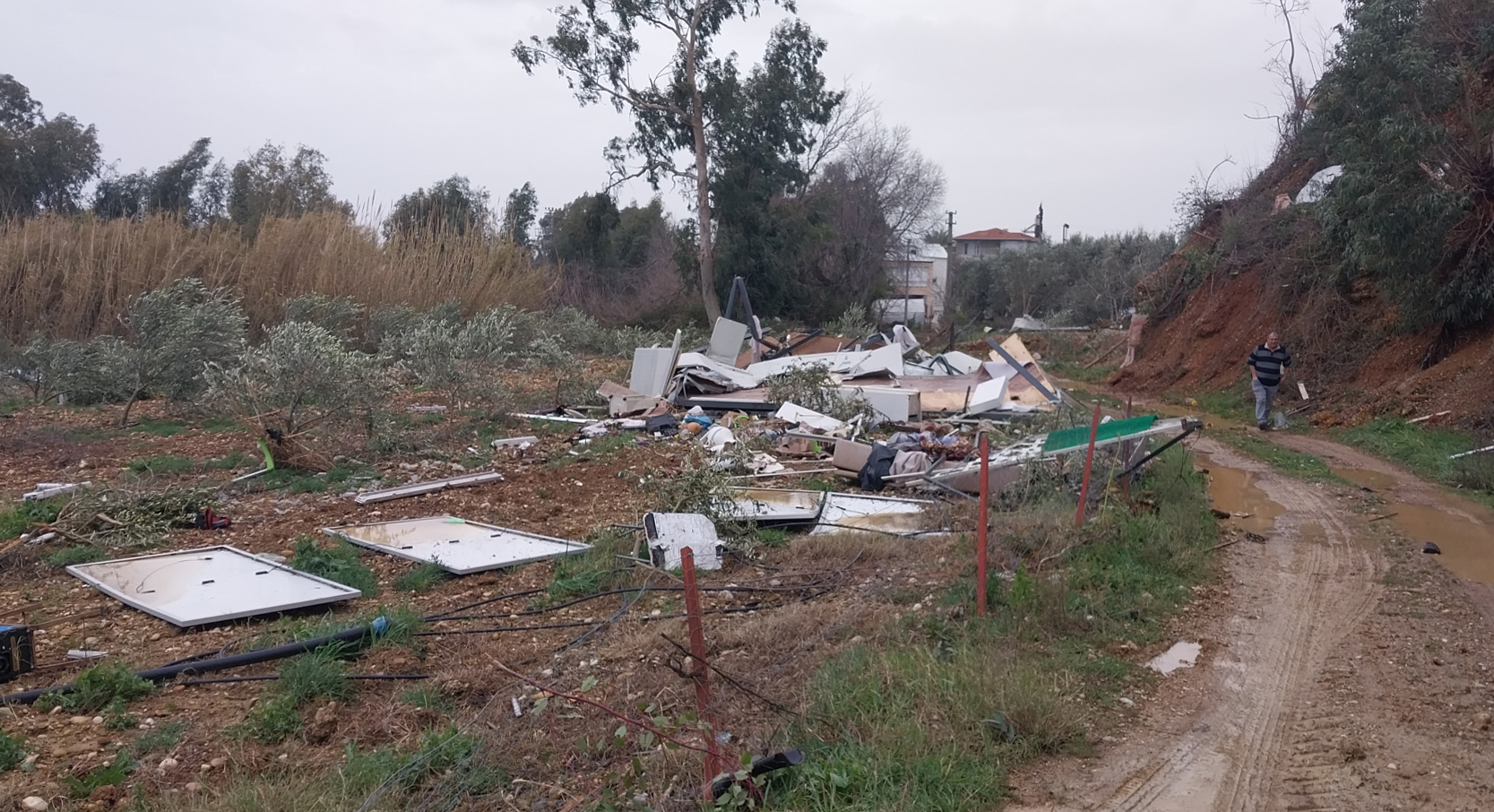 Antalya'da peş peşe hortumlar; seralar yıkıldı, çatılar uçtu - Görsel 7