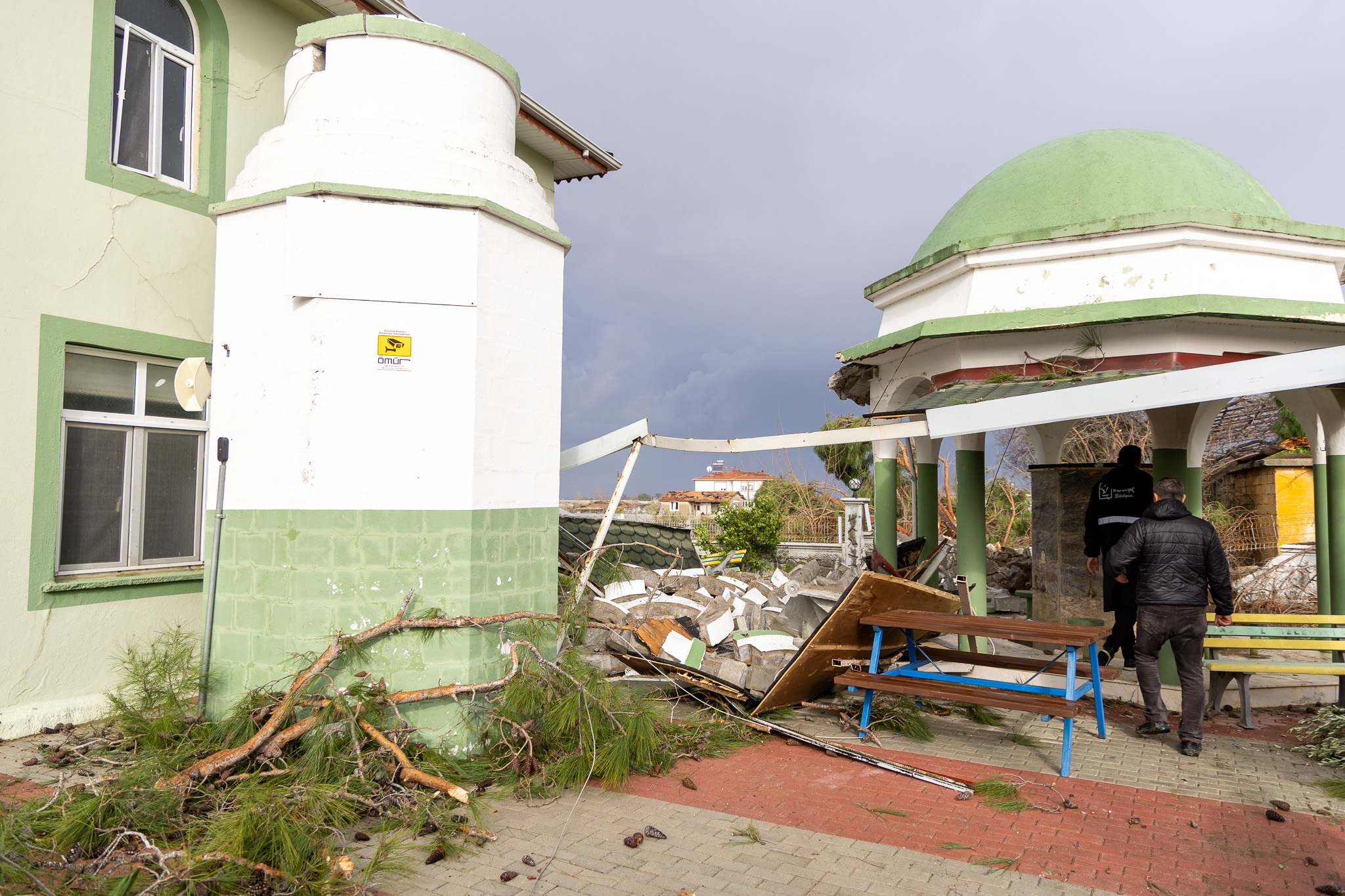 Antalya'da peş peşe hortumlar; seralar yıkıldı, çatılar uçtu - Görsel 9