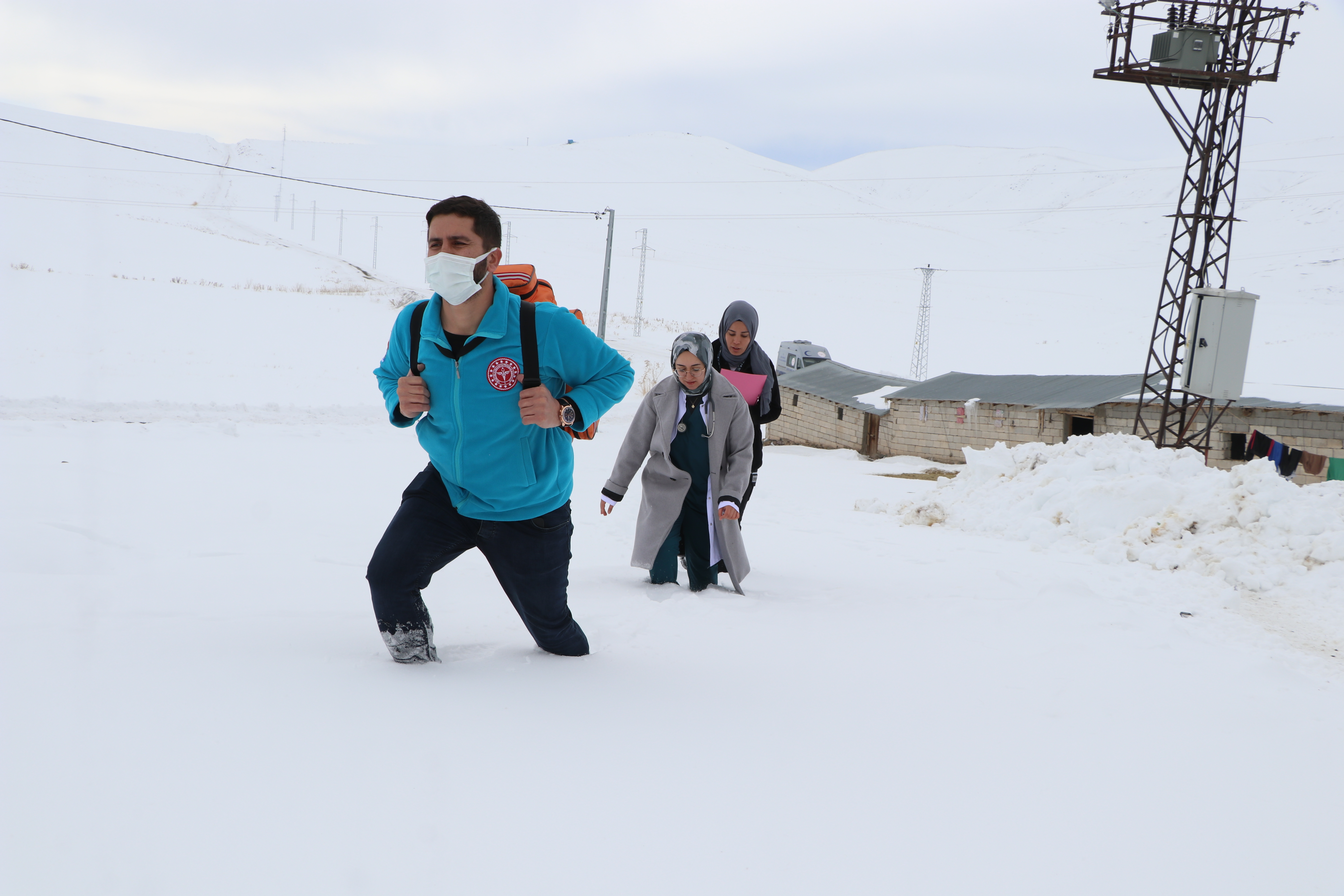 Doktor Didem, dondurucu soğukta 1,5 metre karda yürüyerek hastalara ulaşıyor - Görsel 1