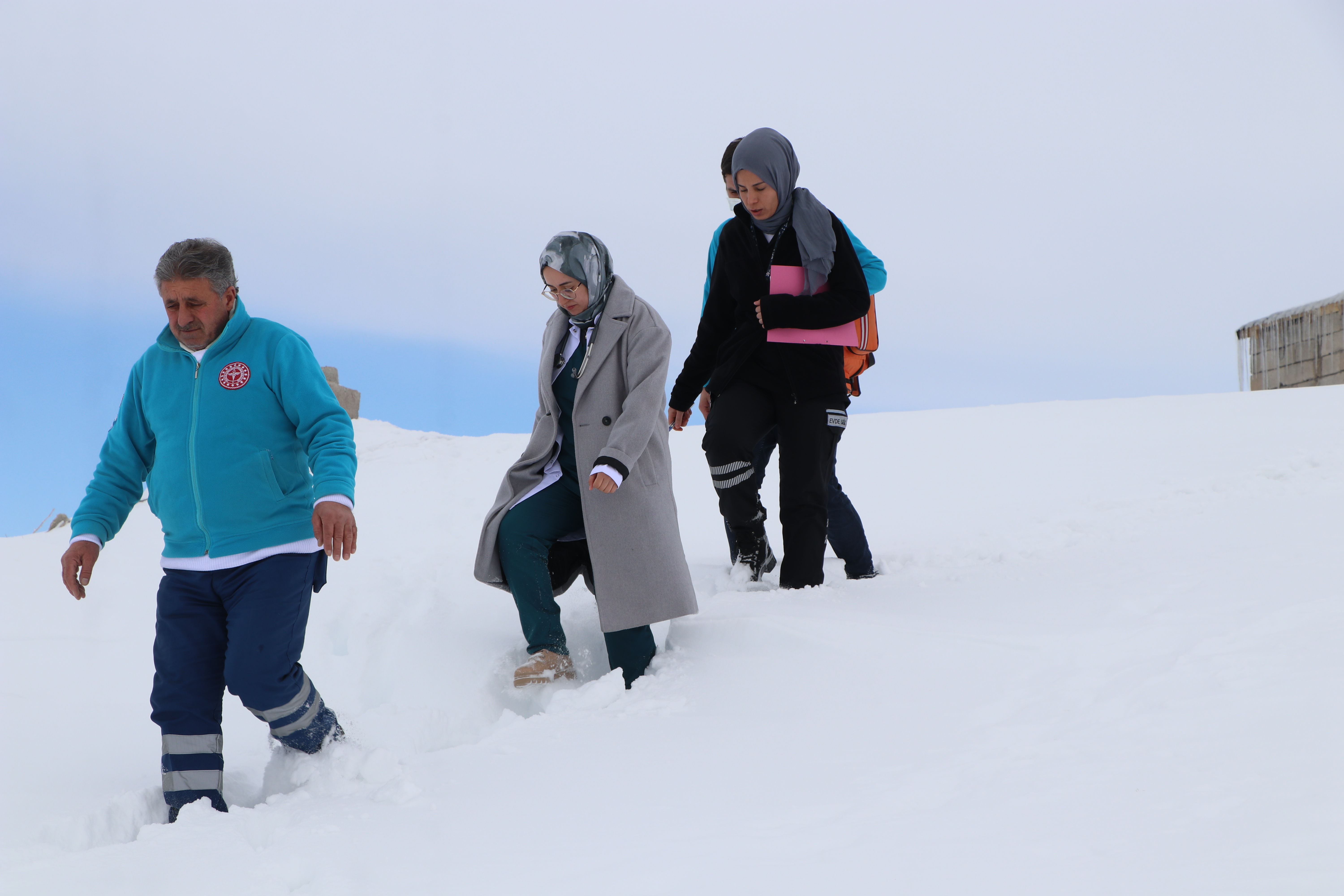 Doktor Didem, dondurucu soğukta 1,5 metre karda yürüyerek hastalara ulaşıyor - Görsel 2