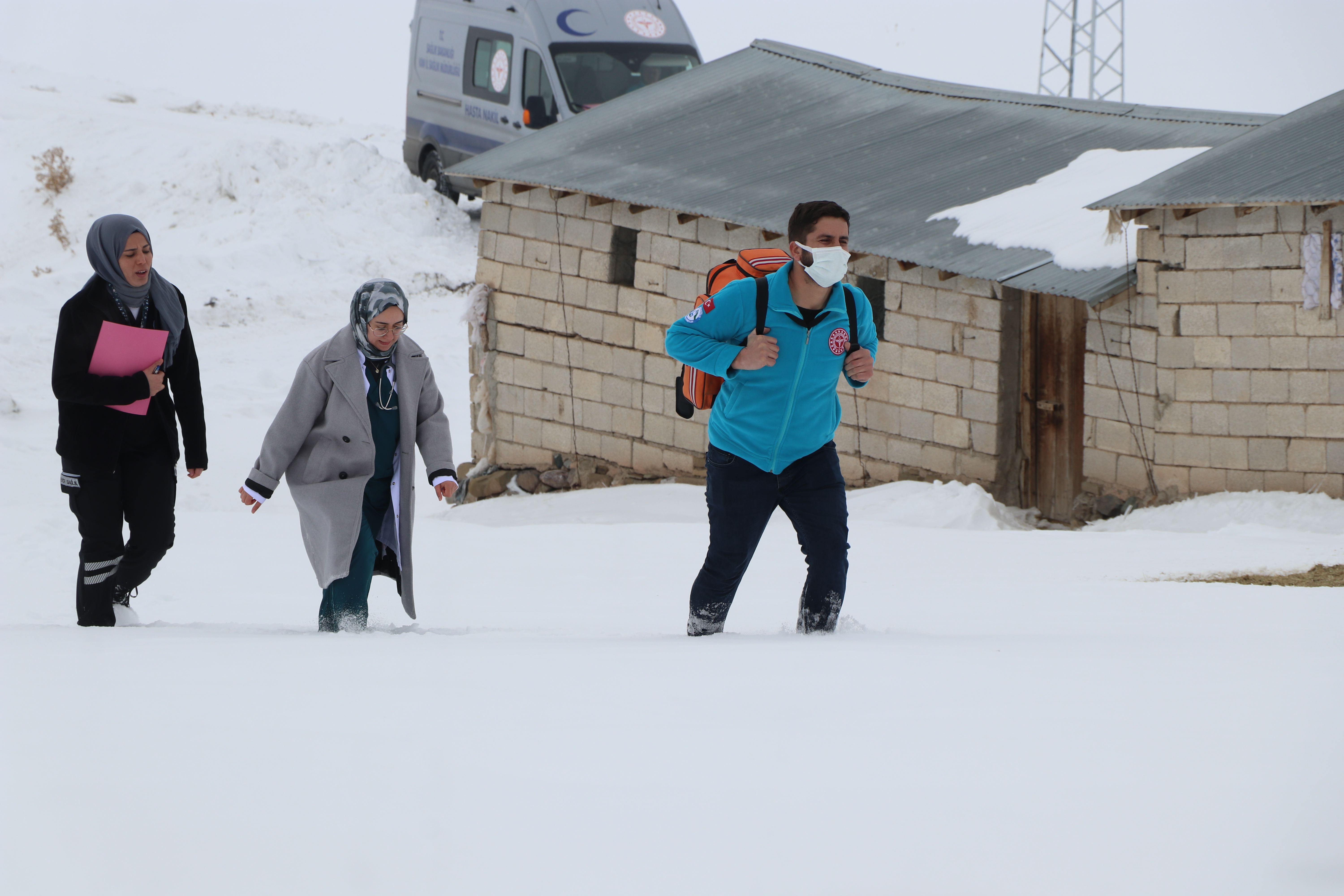 Doktor Didem, dondurucu soğukta 1,5 metre karda yürüyerek hastalara ulaşıyor - Görsel 3