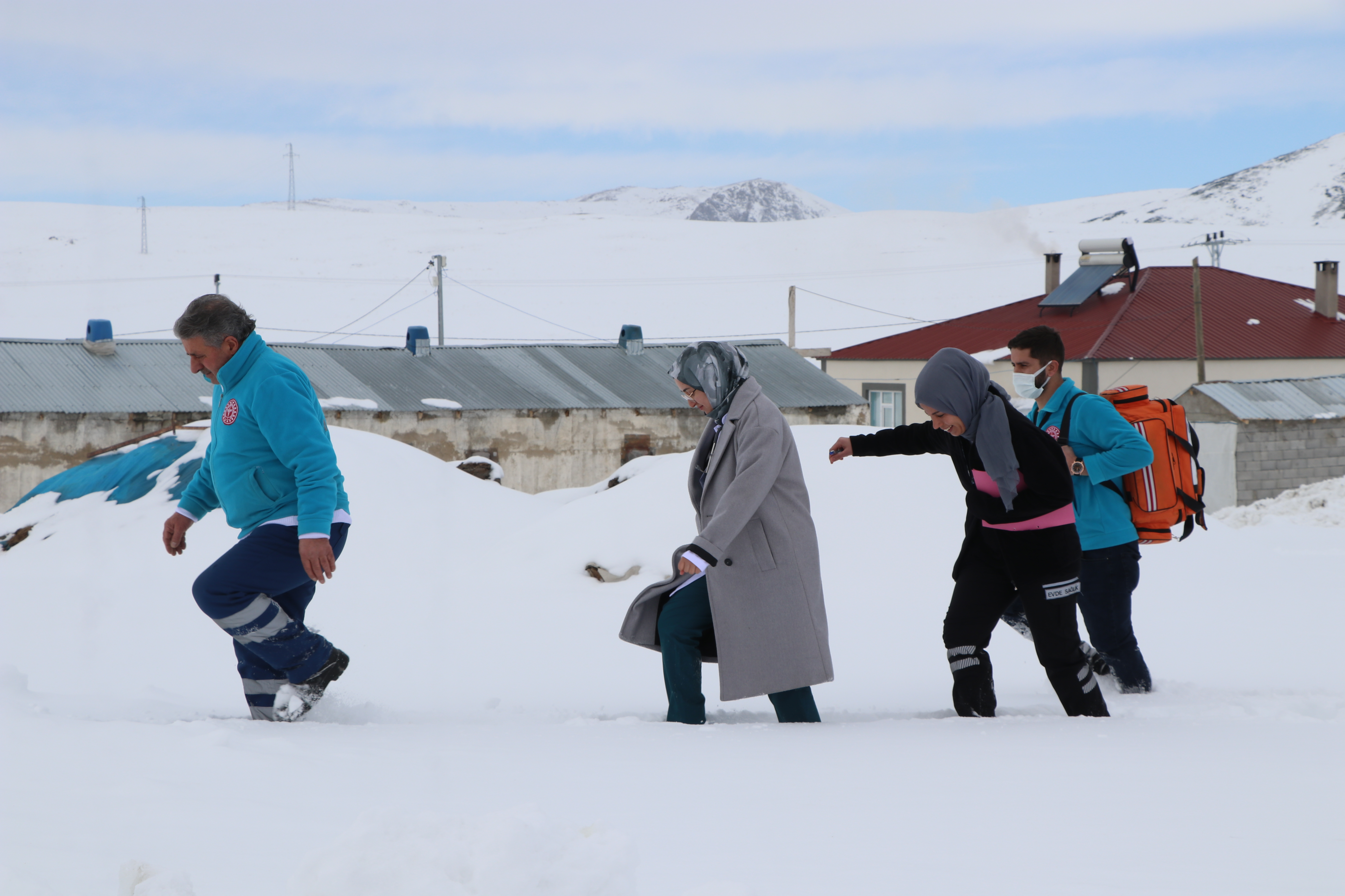 Doktor Didem, dondurucu soğukta 1,5 metre karda yürüyerek hastalara ulaşıyor - Görsel 4