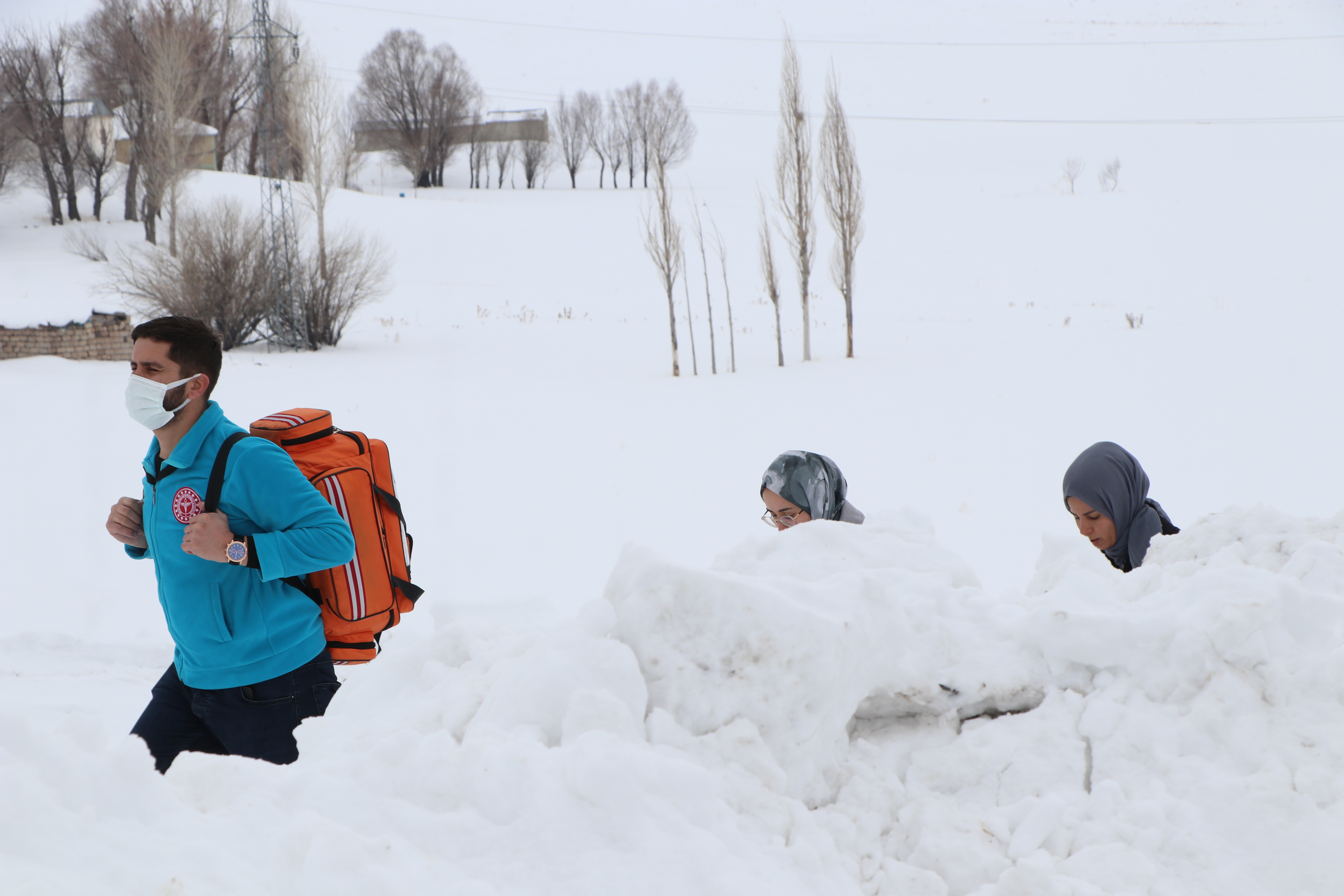Doktor Didem, dondurucu soğukta 1,5 metre karda yürüyerek hastalara ulaşıyor - Görsel 5